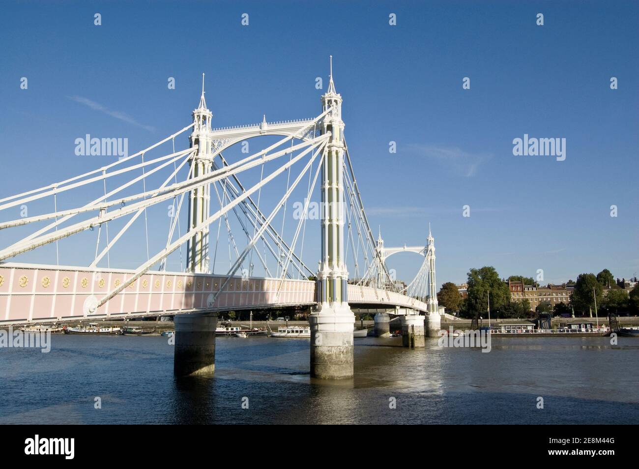 Vue de Battersea sur l'élégant pont Albert de l'autre côté de la Tamise à Chelsea. Banque D'Images