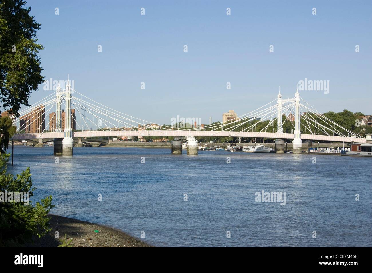 Vue sur le pont Albert très orné qui enjambe la Tamise entre Battersea et Chelsea à Londres. Vue depuis la voie publique, Battersea. Banque D'Images