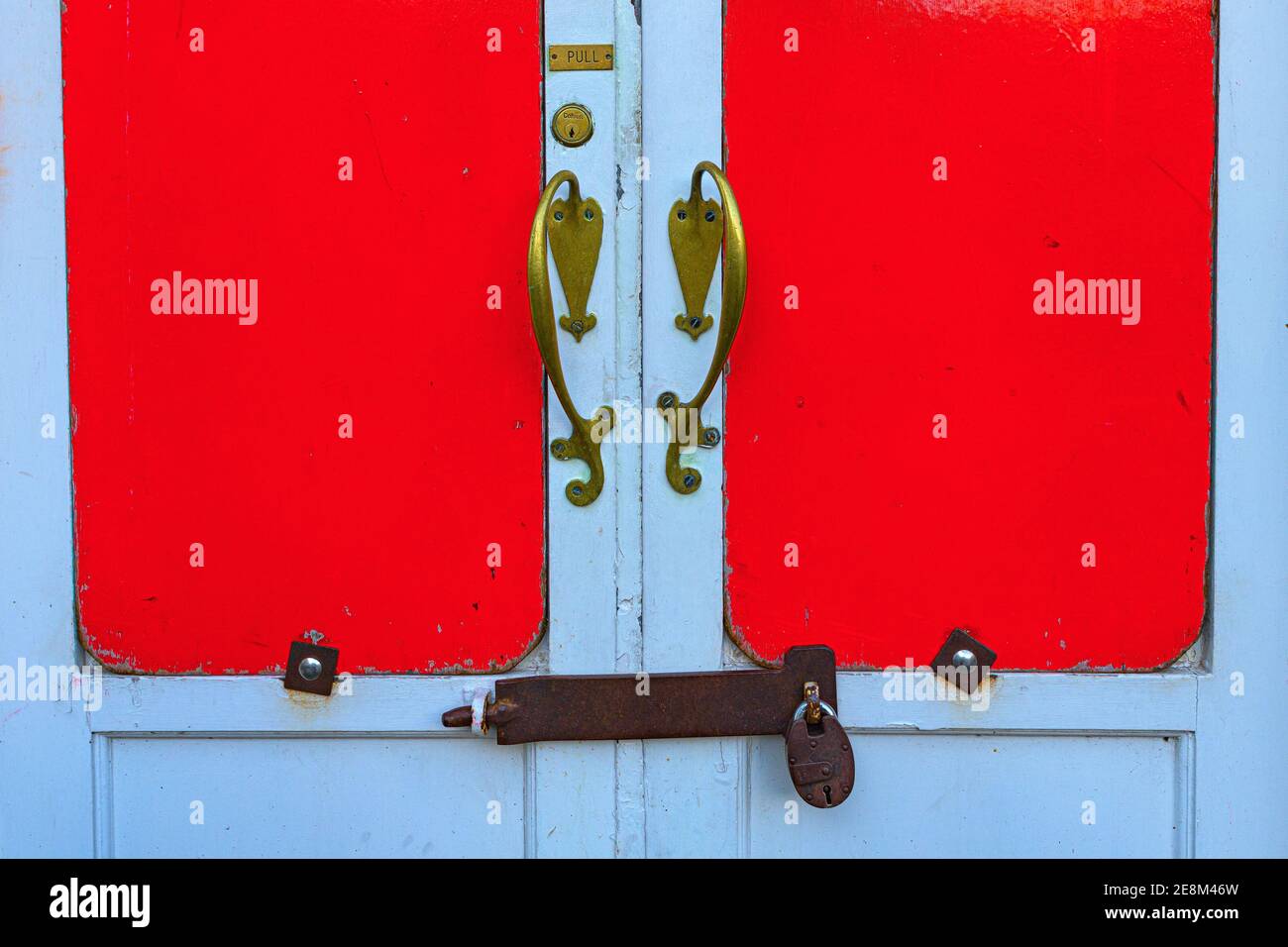 Samedi 30 janvier 2021. Édimbourg, Royaume-Uni. Traditionnellement, le dernier week-end de janvier est le premier jour de paie après Noël et un temps de pointe pour les pubs et les bars d'Édimbourg. Les restrictions actuelles de verrouillage de Covid-19 à Édimbourg signifient qu'elles sont fermées et c'est la vue à Kay's dans la ville historique de New Town qui une porte d'entrée boulonnée. Banque D'Images