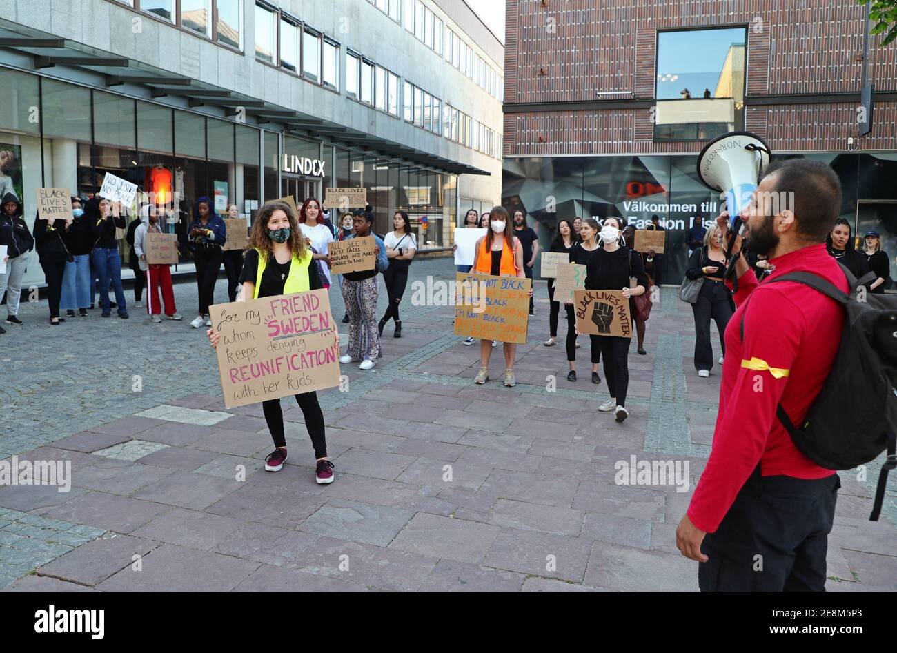 Linkoping, Suède 20200610Black vit la matière-manifestation à Gyllentorget dans Linköping. Tout s'est bien passé et la manifestation a été surveillée par un grand nombre d'agents de police sur place. Black Lives Matter (BLM) est un mouvement international des droits de l'homme, originaire de la communauté afro-américaine, qui lutte contre la violence et le racisme systémique à l'égard des Noirs. Banque D'Images