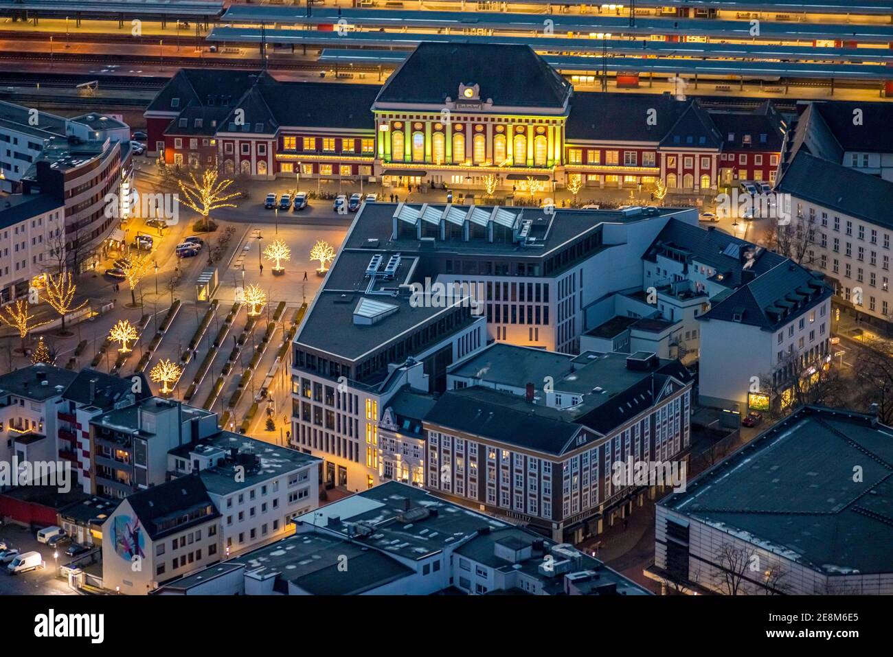 Vue aérienne, vue de nuit de la gare centrale de Hamm, parvis de la gare, bibliothèque de Hamm, Platz der deutschen Einheit, Bahnhofstraße, Neue Bahnhofstraße,Herli Banque D'Images