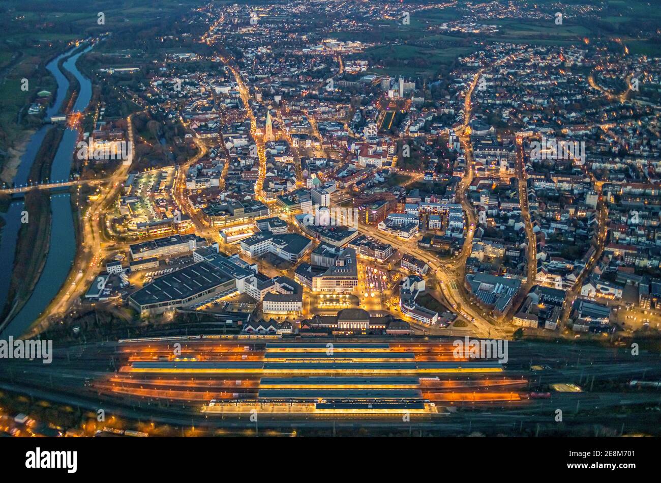 Vue aérienne, vue de nuit de la gare centrale de Hamm, parvis de la gare, bibliothèque de Hamm, Platz der Deutschen Einheit, Bahnhofstraße, Neue Bahnhofstraße,Herli Banque D'Images