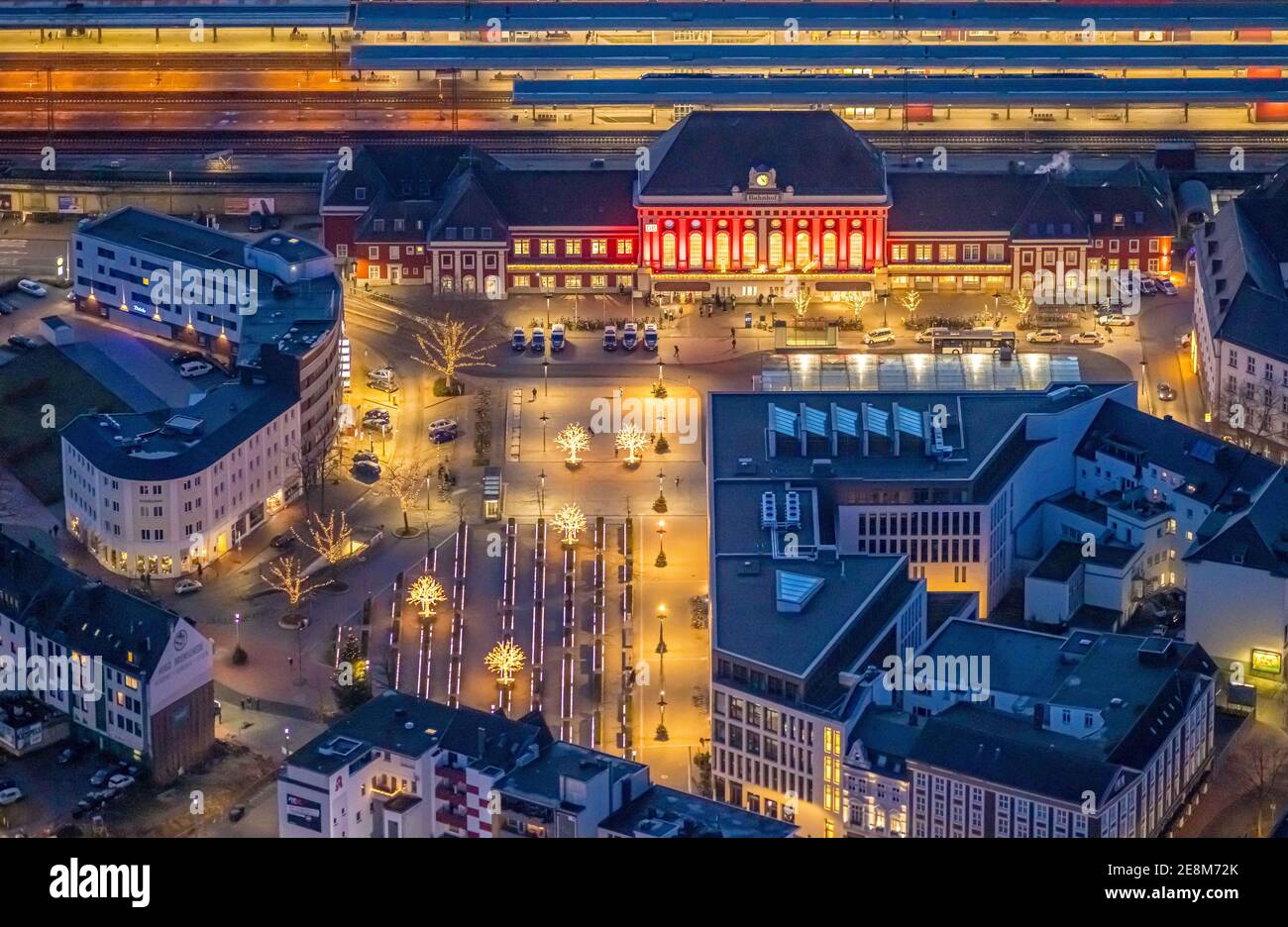 Vue aérienne, vue de nuit de la gare centrale de Hamm, parvis de la gare, bibliothèque de Hamm, Platz der Deutschen Einheit, Bahnhofstraße, Neue Bahnhofstraße,Herlit Banque D'Images