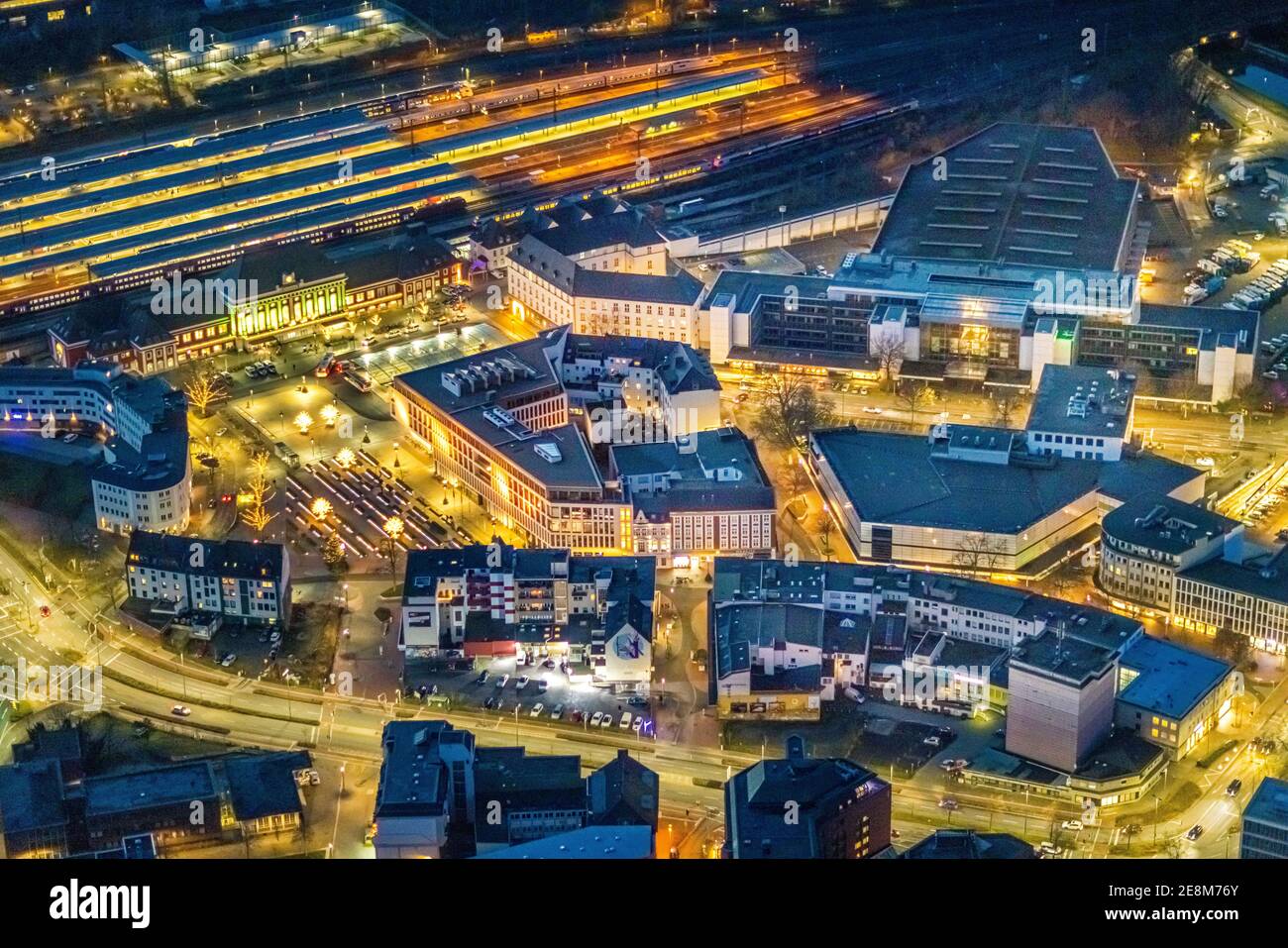 , vue aérienne, vue de nuit de la gare centrale de Hamm, parvis de la gare, bibliothèque de Hamm, Platz der Deutschen Einheit, Bahnhofstraße, Neue Bahnhofstraße, Her Banque D'Images