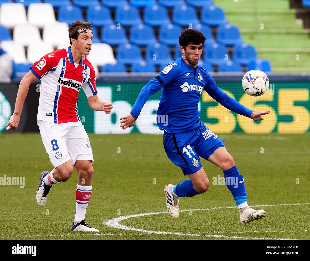 Carles Alena (Getafe CF) et Tomas Pina (Deportivo Alaves) sont vus en action pendant le match de la Liga 21 entre Getafe CF et Deportivo Alaves au stade Alfonso Perez.(score final; Getafe CF 0:0 Deportivo Alaves) Banque D'Images