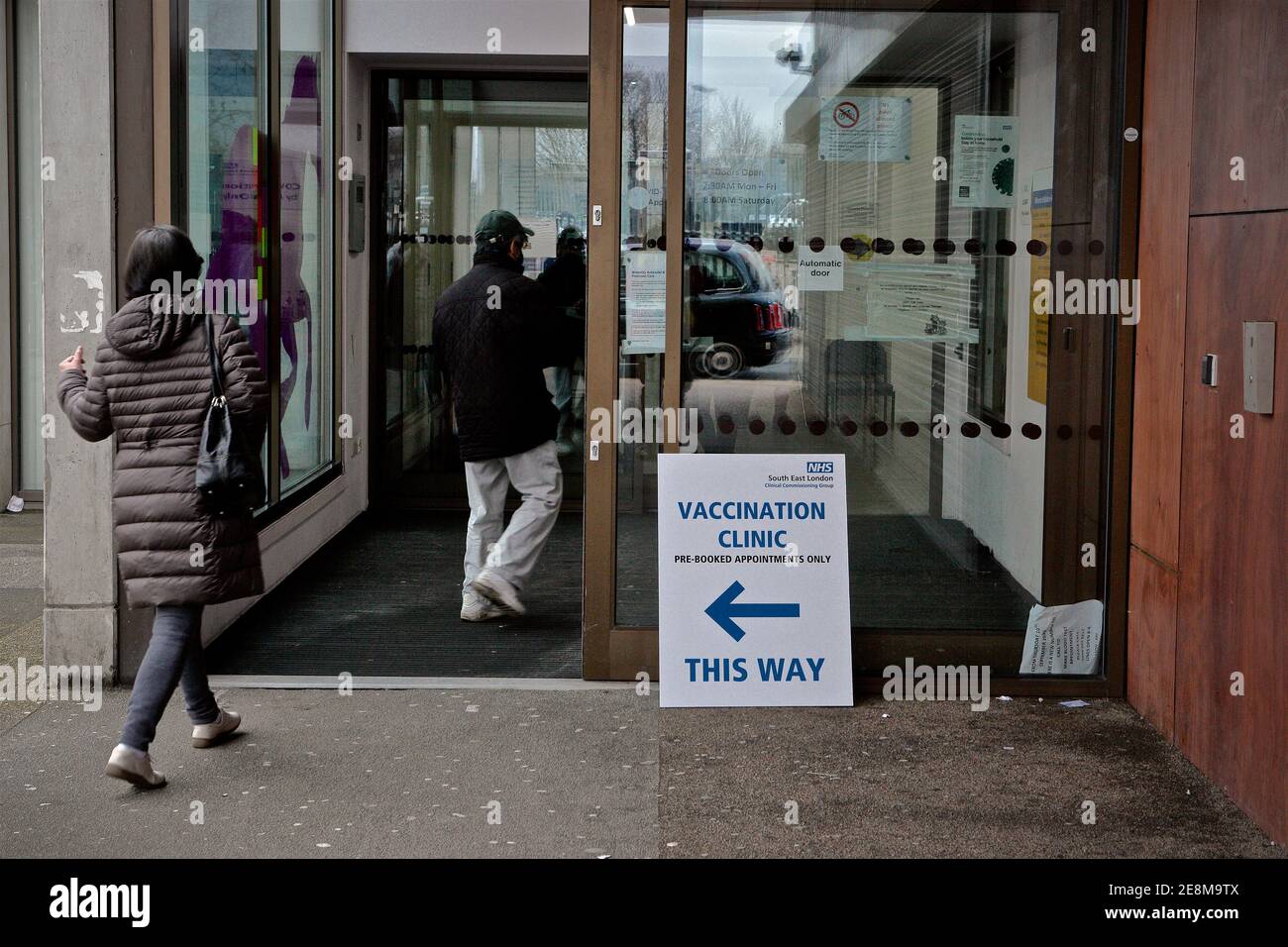Londres (Royaume-Uni), 31.01.2021: Membres du public en raison de la vaccination contre le covid à l'extérieur d'un centre médical du sud-est de Londres. Banque D'Images
