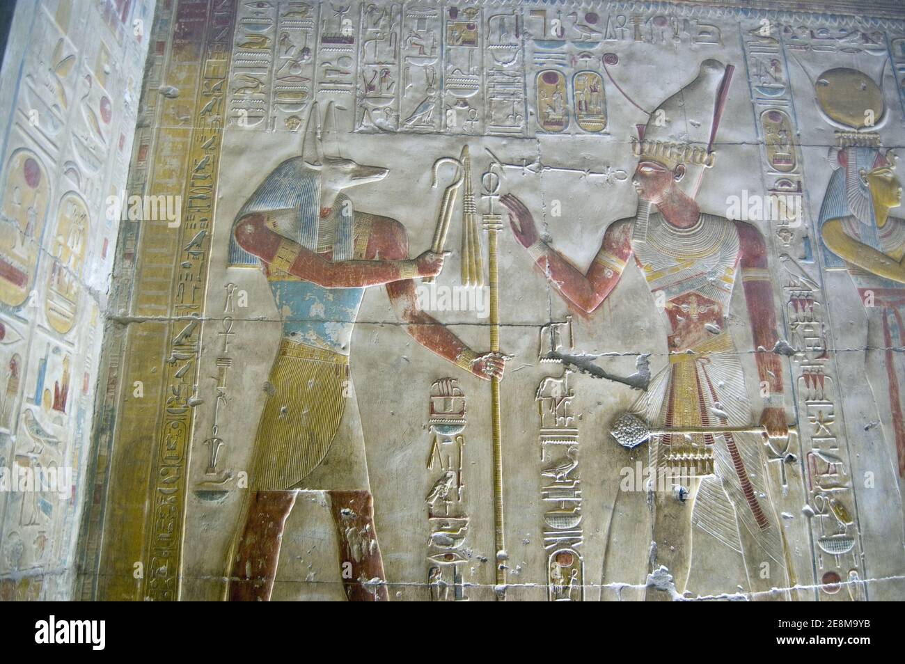 Ancien bas-relief égyptien montrant le chacal dirigé dieu Anubis étant adoré par Pharaon Seti I. sculpture ancienne au Temple Abydos, el Balyana, EGY Banque D'Images