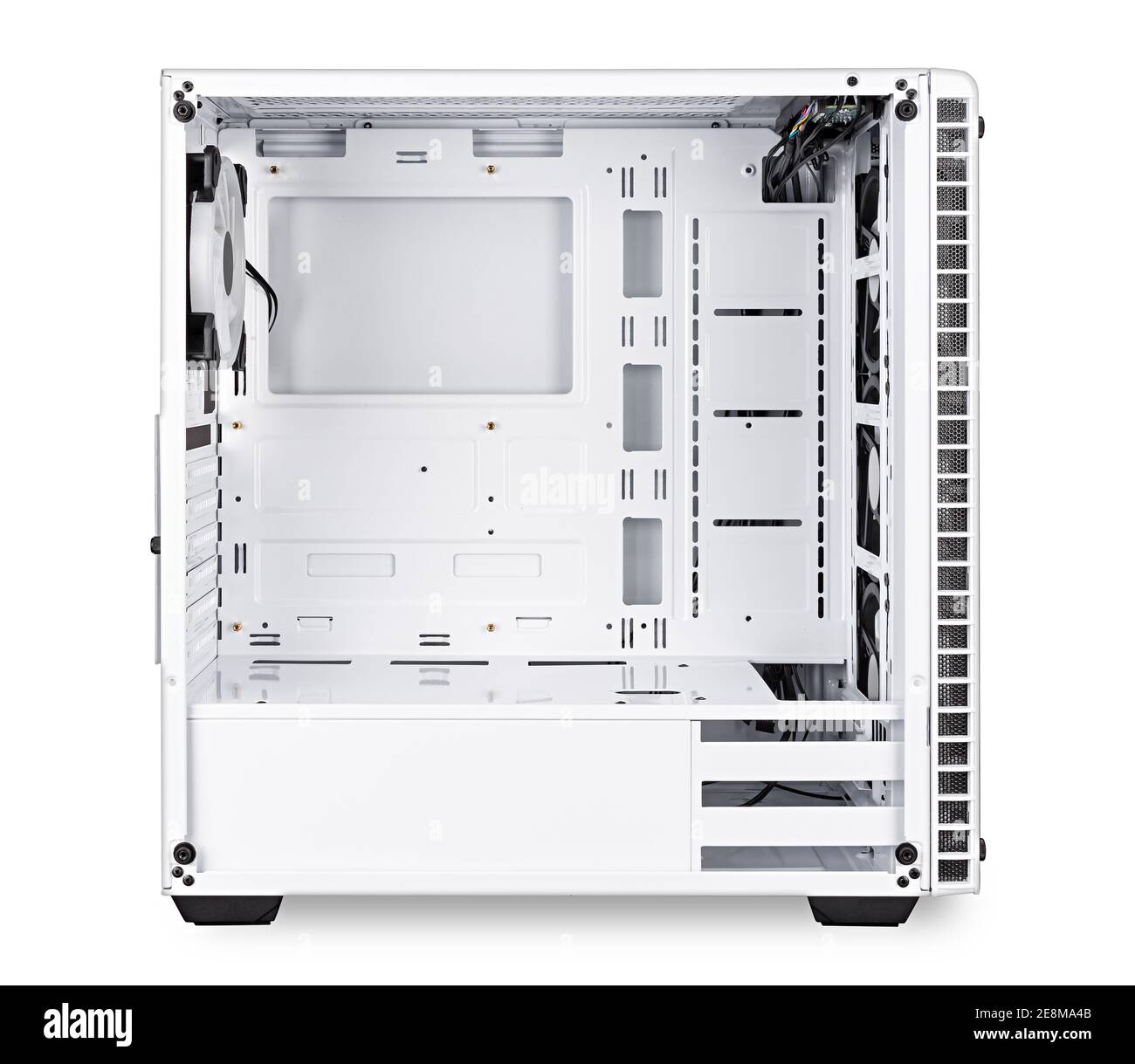 blanc ouvert vide midi tour pc boîtier d'ordinateur vue latérale sur arrière-plan isolé. jeu composant technologie concept électronique. Banque D'Images