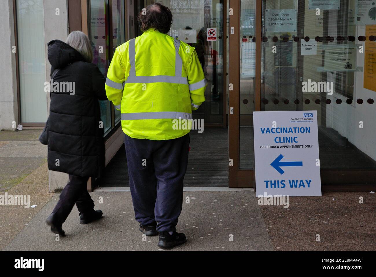 Londres (Royaume-Uni), 31.01.2021: Membres du public en raison de la vaccination contre le covid à l'extérieur d'un centre médical du sud-est de Londres. Banque D'Images