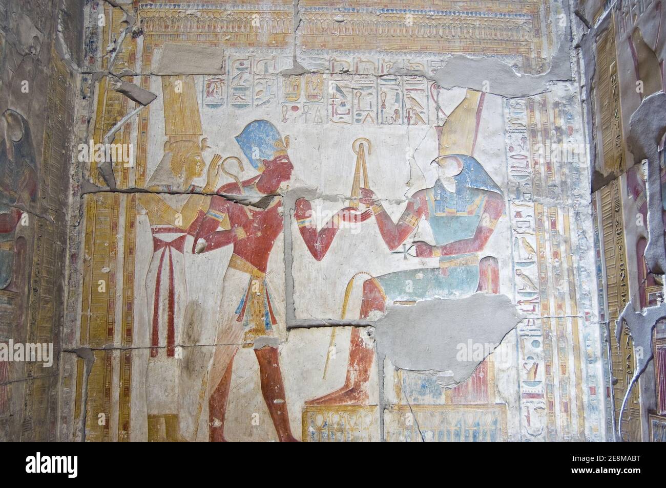 Ancien bas relief égyptien montrant Pharaon Seti I prenant un fléau royal de Horus avec la déesse Maat debout derrière. Temple Abydos, el Balyana, Egyp Banque D'Images