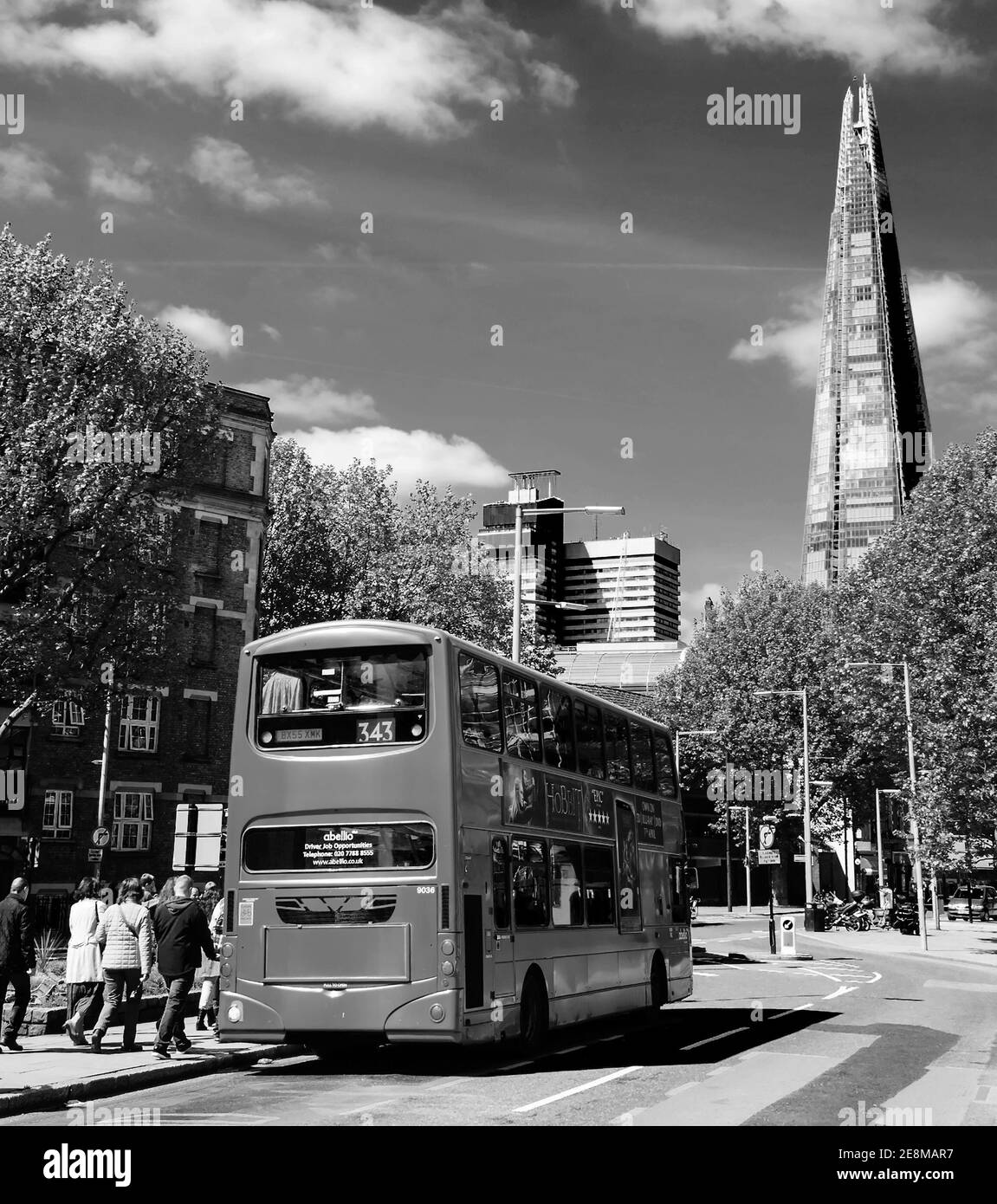 LONDRES, ANGLETERRE, Royaume-Uni - 3 MAI 2014 : bus rouge à impériale et gratte-ciel de Shard à l'arrière-plan. Le Shard, construit en 2012 et debout à 310 mètres, Banque D'Images