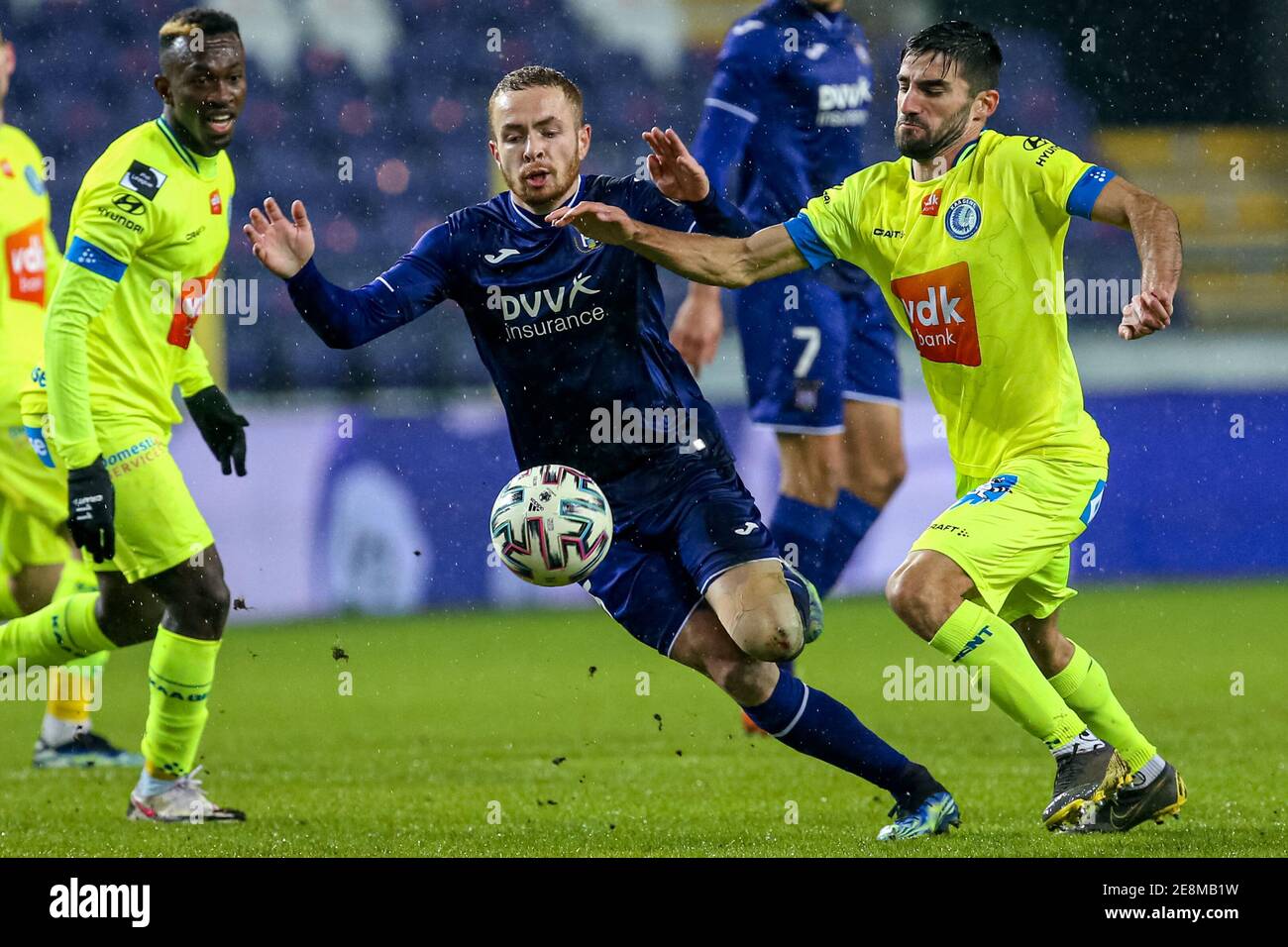 BRUXELLES, BELGIQUE - JANVIER 31 : Adrien Trebel de RSC Anderlecht, Milad Mohammadi de KAA Gent lors du match Pro League entre RSC Anderlecht et KAA Gent au parc Lotto le 31 janvier 2021 à Bruxelles, Belgique (photo de Perry van de Leuvert/Orange PicturesAlay Live News) Banque D'Images