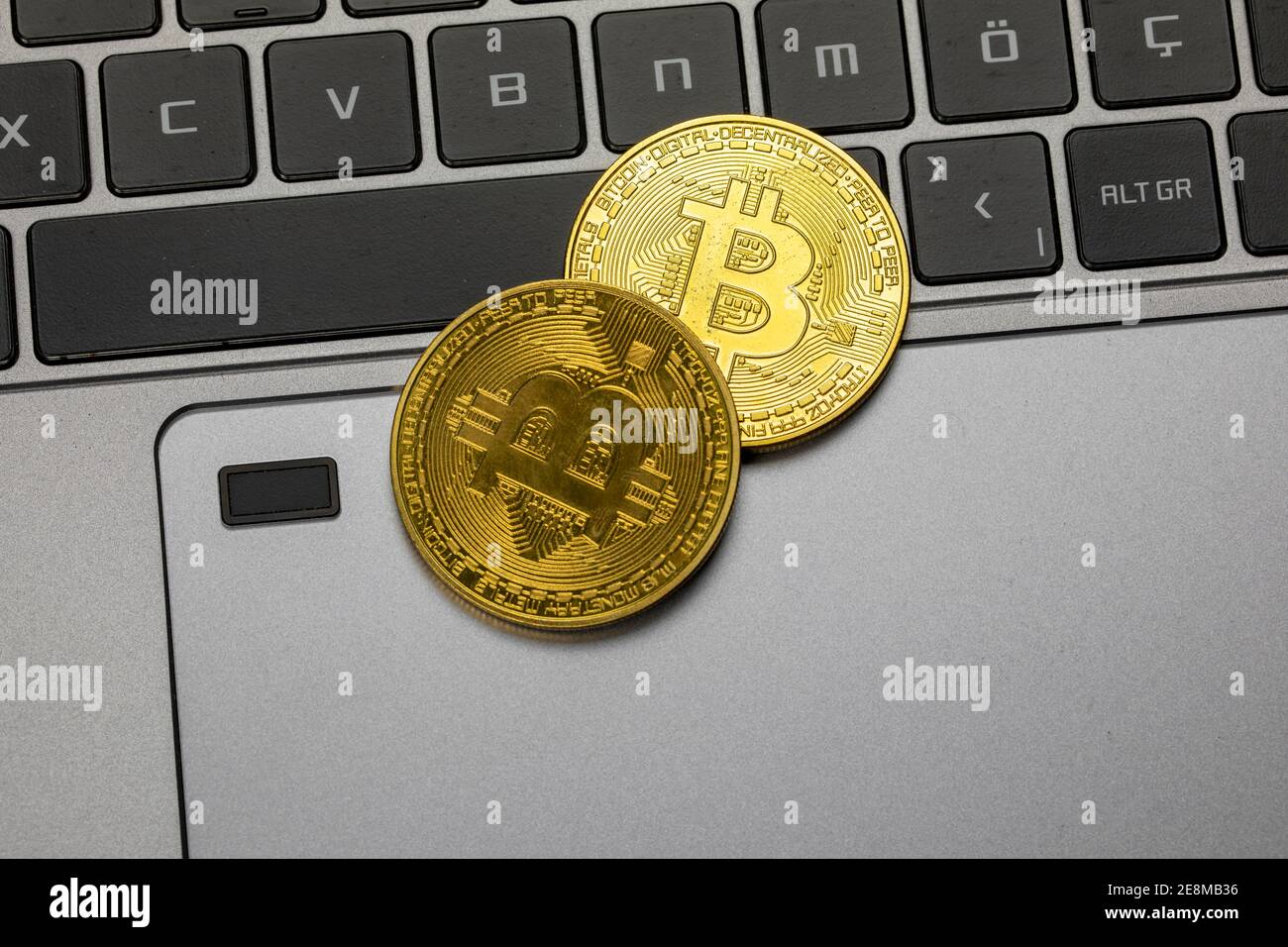 Pièce de monnaie en or Bitcoin. Crypto-monnaie et ordinateur portable Banque D'Images