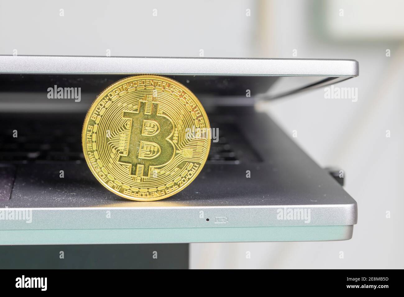 Pièce de monnaie en or Bitcoin. Crypto-monnaie et ordinateur portable Banque D'Images