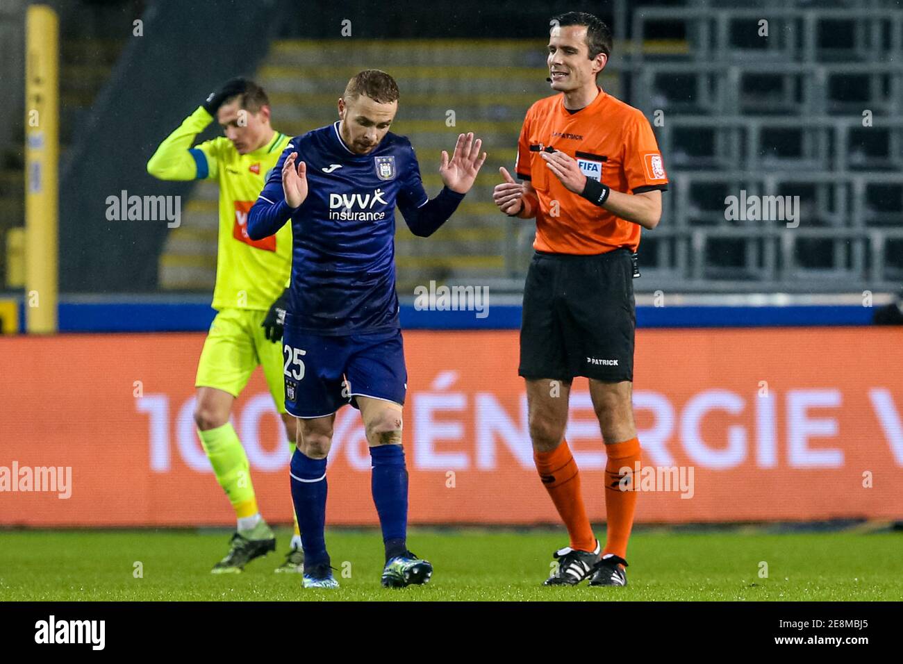 BRUXELLES, BELGIQUE - JANVIER 31: Adrien Trebel de RSC Anderlecht protestant auprès du Referee Arthur Denil lors du match Pro League entre RSC Anderlecht Banque D'Images