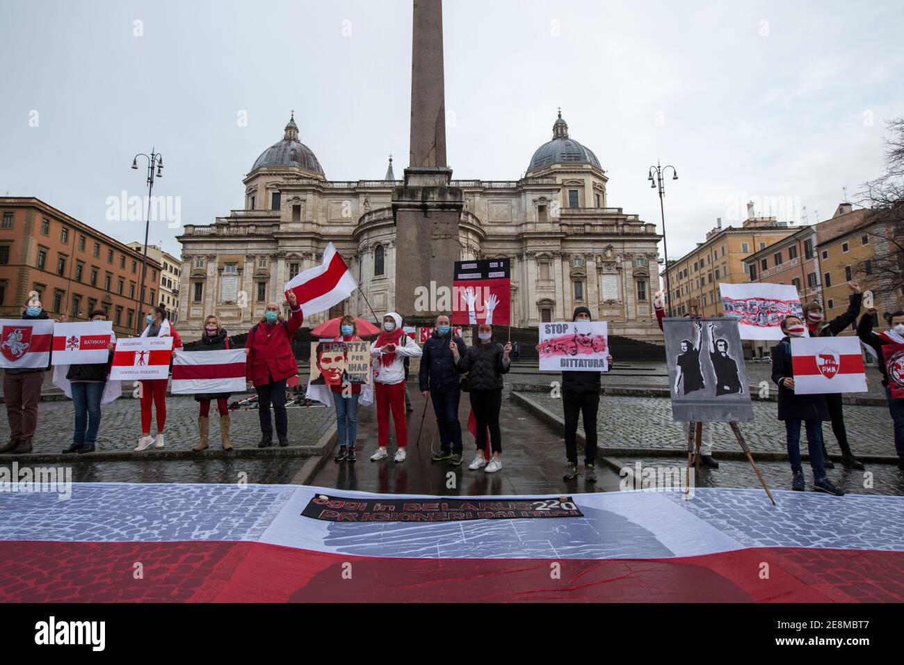 Rome, 31 janvier 2021. Aujourd'hui, des citoyens du Bélarus et des membres de l'Association du peuple bélarussien en Italie 'Supolka' ont organisé une manifestation sur la Piazza dell'Esquilino en soutien et solidarité avec les manifestants du Bélarus, pour les 220 activistes détenus en prison et contre la répression du régime du président Alexandre Loukachenko. Crédit : LSF photo/Alamy Live News Banque D'Images