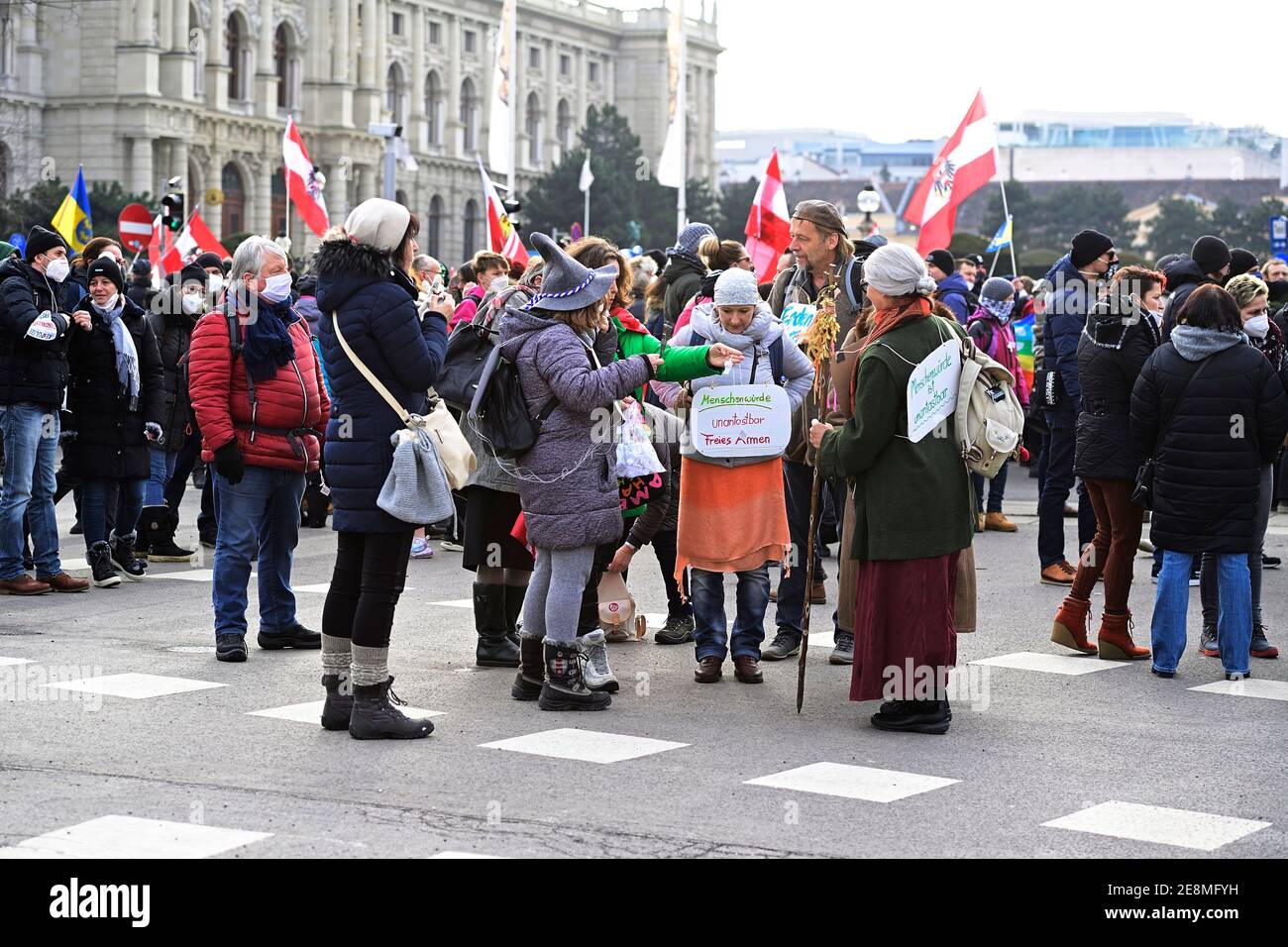 31 janvier 2021. Vienne, Autriche. Une manifestation anti corona non enregistrée avec plusieurs milliers de personnes a été encerclée et décomposée par la police. Un signe qui lit « la dignité humaine est inviolable ». Banque D'Images