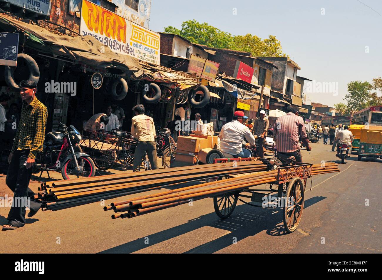Eisenstangen, die auf einem Dreirad druch die Strassen von Ahmedabad gefahren werden | fer transporté sur une bicicle dans les rues d'Ahmedab Banque D'Images
