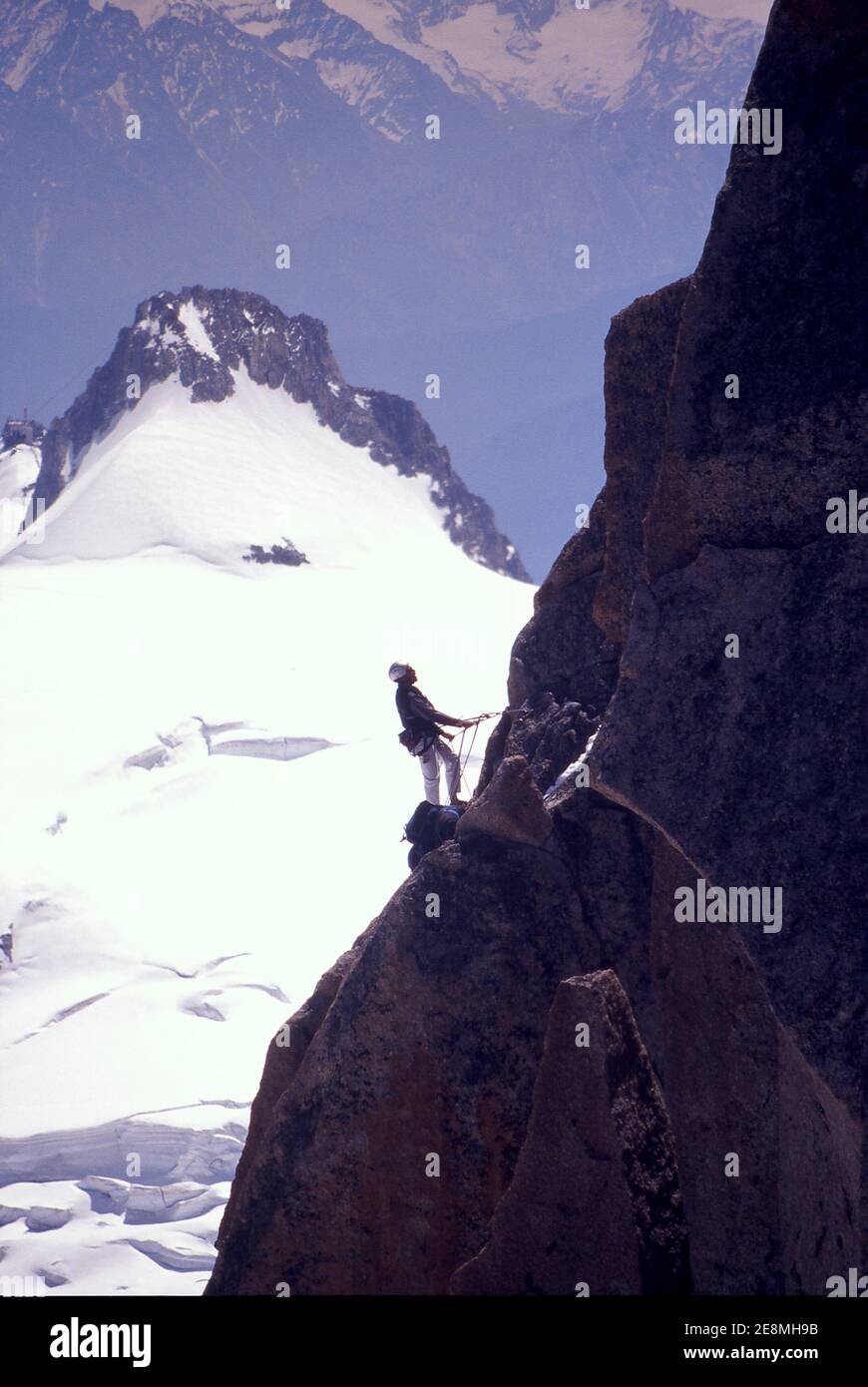 Alpiniste grimpant sur un sommet du Mont blanc Banque D'Images