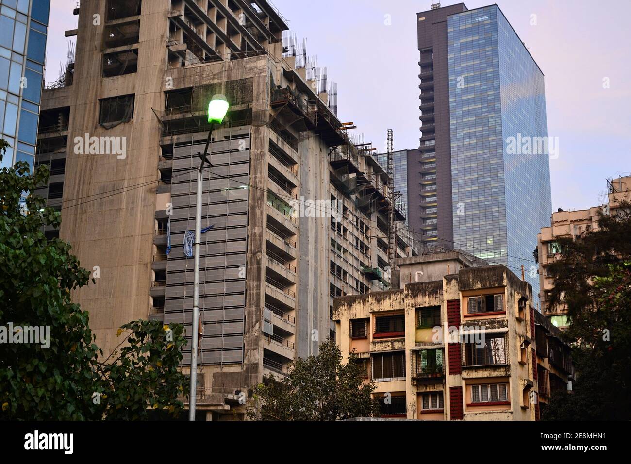 Vieux bâtiments modernes dans la soirée, district de Dadar, Mumbai aussi Bombai, Maharashtra, Inde Banque D'Images