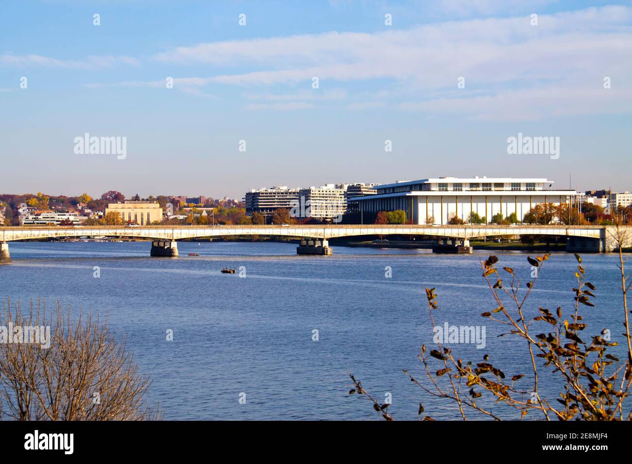 Washington, DC, vue sur le paysage, pont Theodore Roosevelt au-dessus du fleuve Potomac et centre d'art Kennedy à distance Banque D'Images