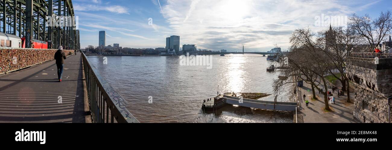 cologne, NRW, Allemagne, 01 31 2021, panorama de Hohenzollernbridge, Rhin et rive de la vieille ville Banque D'Images