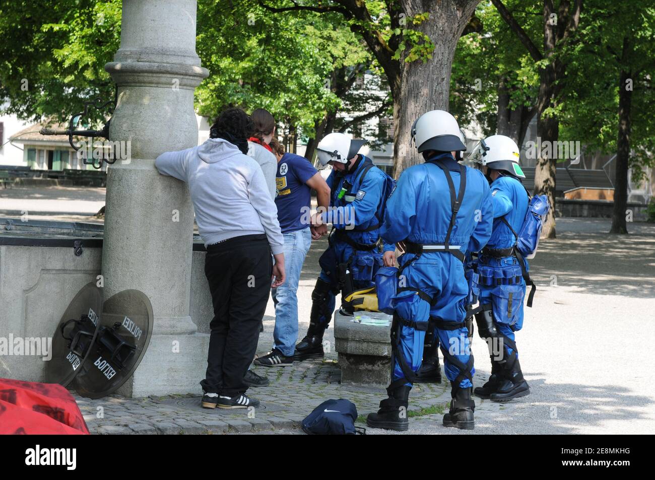 Suisse : Les forces de police sont la vérification d'un groupe de jeunes alors qu'une manifestation se passe dans Zürich City Banque D'Images