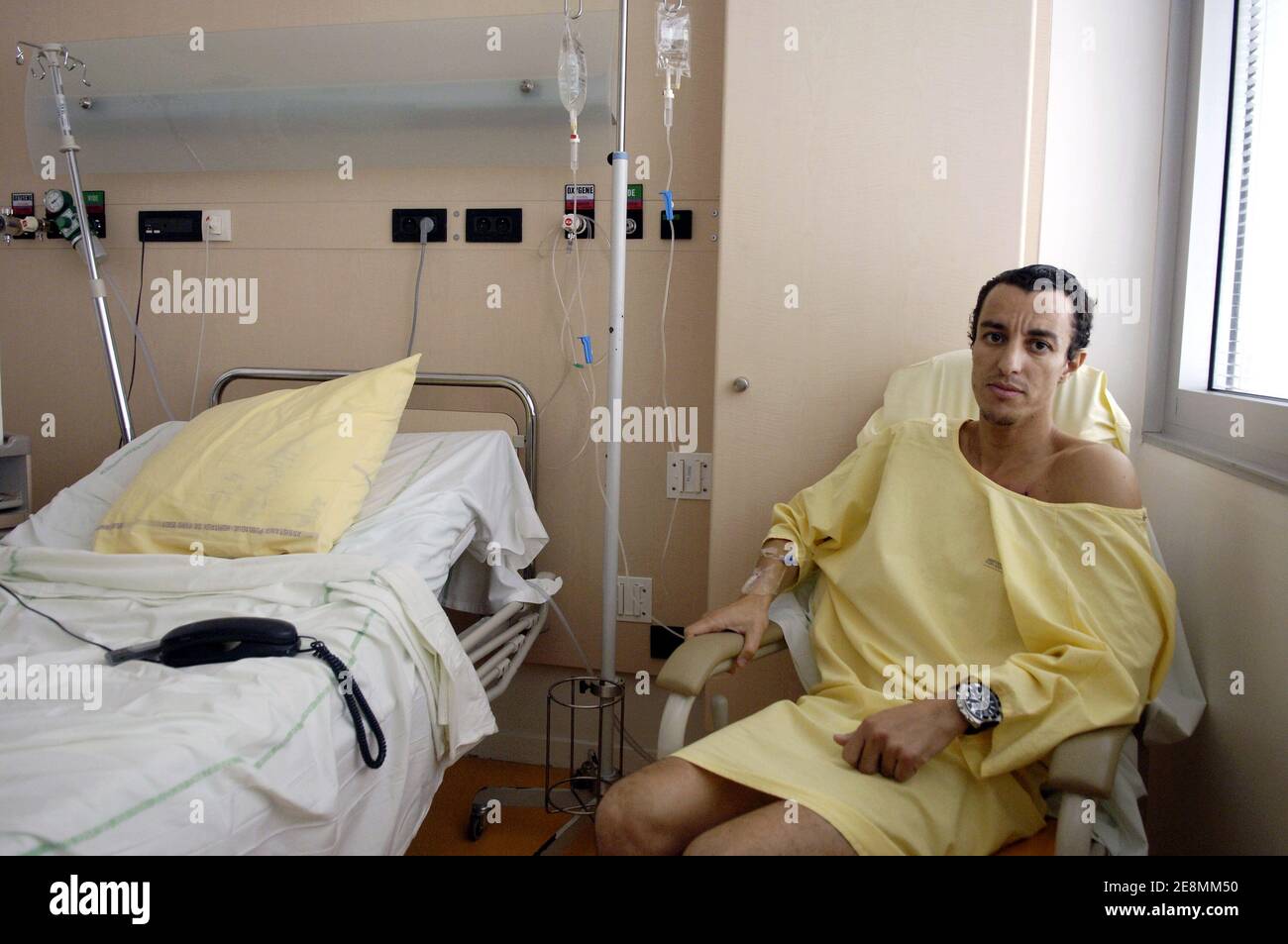 L'avocat français Karim Achoui pose pour notre photographe dans sa chambre à l'hôpital Pompidou de Paris, France, le 1er juillet 2007. M. Achoui a été grièvement blessé par 2 balles tirées par 2 inconnus lorsqu'il a quitté son bureau le 22 juin 2007. Photo de Jules Motte/ABACAPRESS.COM Banque D'Images L'avocat français Karim Achoui pose pour notre photographe dans sa chambre à l'hôpital Pompidou de Paris, France, le 1er juillet 2007. M. Achoui a été grièvement blessé par 2 balles tirées par 2 inconnus lorsqu'il a quitté son bureau le 22 juin 2007. Photo de Jules Motte/ABACAPRESS.COM Banque D'Images