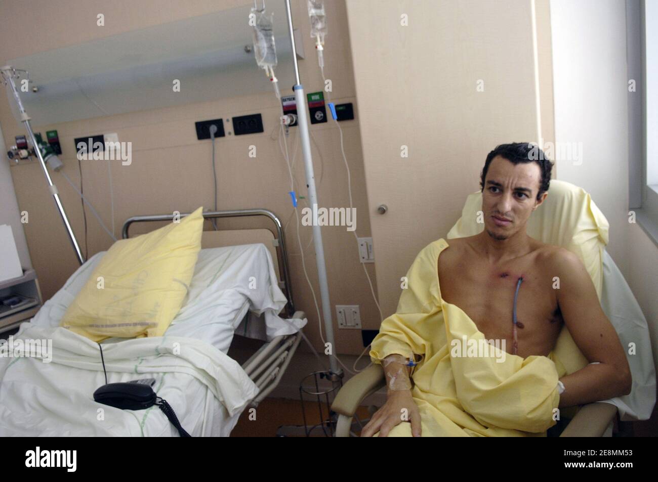 L'avocat français Karim Achoui pose pour notre photographe dans sa chambre à l'hôpital Pompidou de Paris, France, le 1er juillet 2007. M. Achoui a été grièvement blessé par 2 balles tirées par 2 inconnus lorsqu'il a quitté son bureau le 22 juin 2007. Photo de Jules Motte/ABACAPRESS.COM Banque D'Images L'avocat français Karim Achoui pose pour notre photographe dans sa chambre à l'hôpital Pompidou de Paris, France, le 1er juillet 2007. M. Achoui a été grièvement blessé par 2 balles tirées par 2 inconnus lorsqu'il a quitté son bureau le 22 juin 2007. Photo de Jules Motte/ABACAPRESS.COM Banque D'Images
