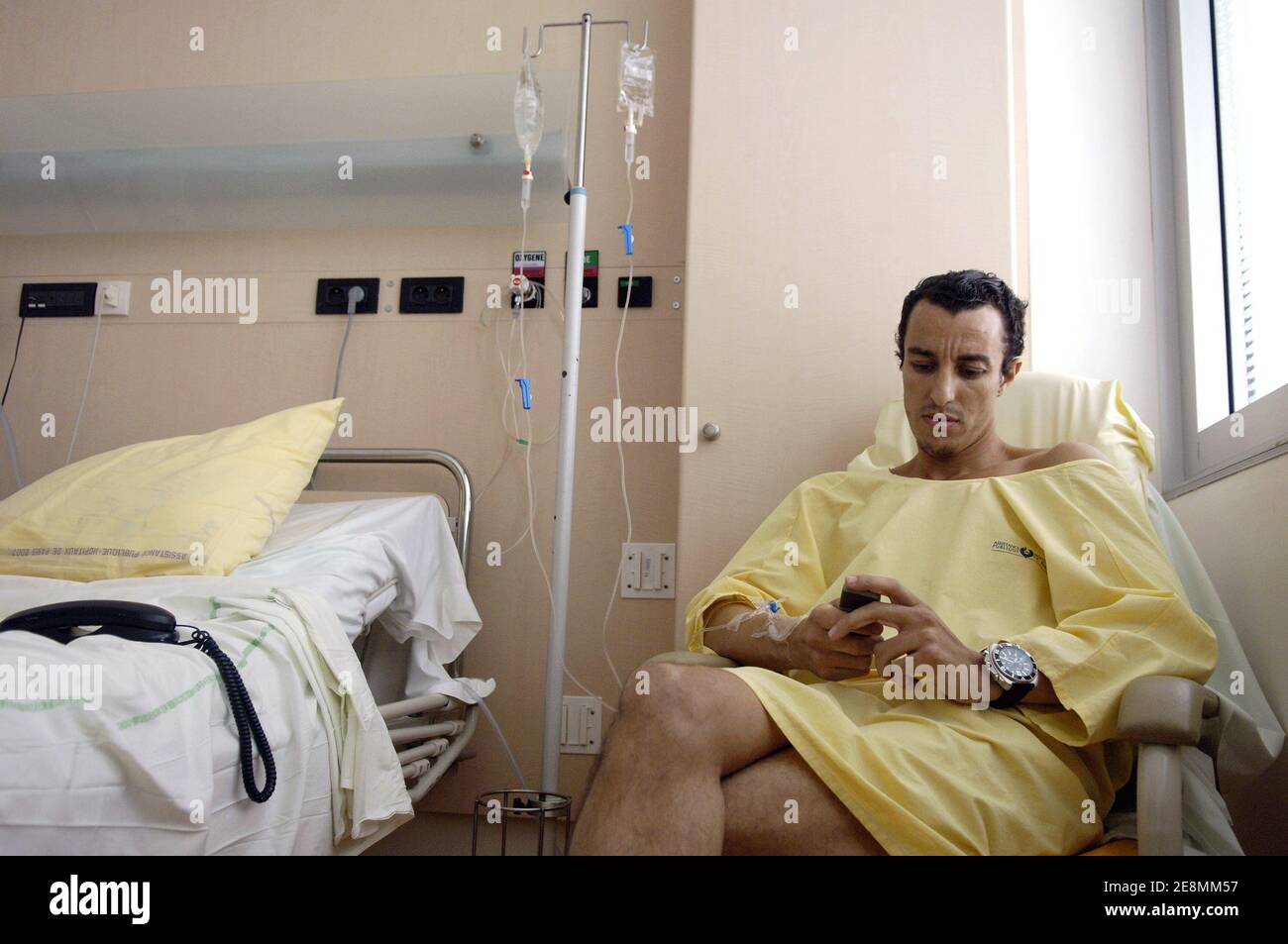 L'avocat français Karim Achoui pose pour notre photographe dans sa chambre à l'hôpital Pompidou de Paris, France, le 1er juillet 2007. M. Achoui a été grièvement blessé par 2 balles tirées par 2 inconnus lorsqu'il a quitté son bureau le 22 juin 2007. Photo de Jules Motte/ABACAPRESS.COM Banque D'Images L'avocat français Karim Achoui pose pour notre photographe dans sa chambre à l'hôpital Pompidou de Paris, France, le 1er juillet 2007. M. Achoui a été grièvement blessé par 2 balles tirées par 2 inconnus lorsqu'il a quitté son bureau le 22 juin 2007. Photo de Jules Motte/ABACAPRESS.COM Banque D'Images