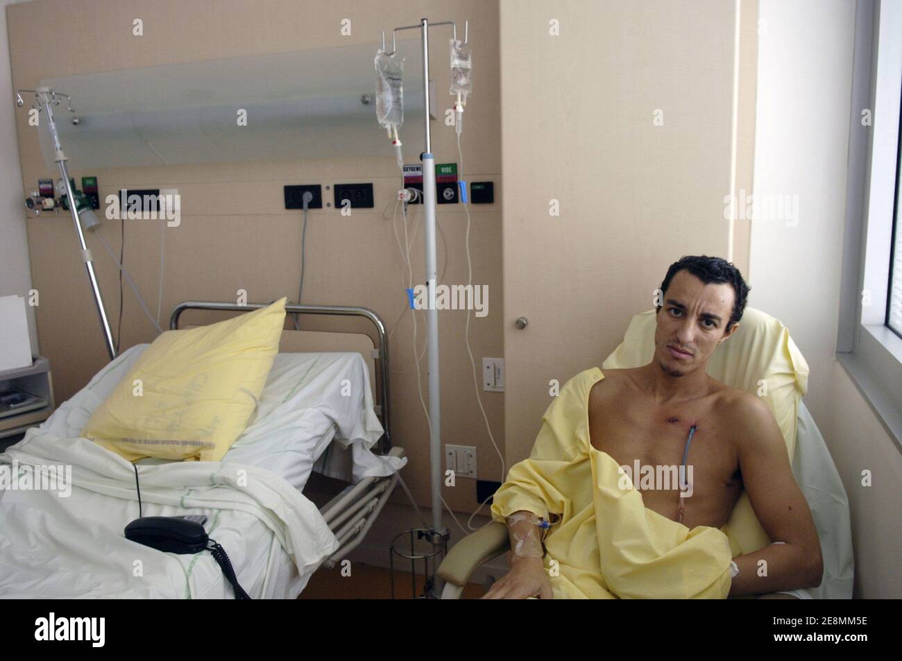 L'avocat français Karim Achoui pose pour notre photographe dans sa chambre à l'hôpital Pompidou de Paris, France, le 1er juillet 2007. M. Achoui a été grièvement blessé par 2 balles tirées par 2 inconnus lorsqu'il a quitté son bureau le 22 juin 2007. Photo de Jules Motte/ABACAPRESS.COM Légende locale COMMANDDE CHOC. VOYANT Banque D'Images L'avocat français Karim Achoui pose pour notre photographe dans sa chambre à l'hôpital Pompidou de Paris, France, le 1er juillet 2007. M. Achoui a été grièvement blessé par 2 balles tirées par 2 inconnus lorsqu'il a quitté son bureau le 22 juin 2007. Photo de Jules Motte/ABACAPRESS.COM Légende locale COMMANDDE CHOC. VOYANT Banque D'Images