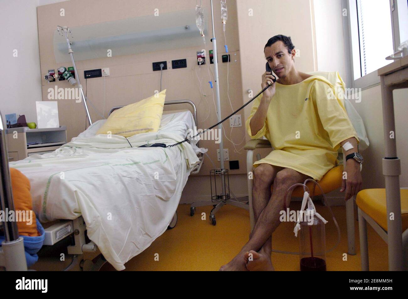 L'avocat français Karim Achoui pose pour notre photographe dans sa chambre à l'hôpital Pompidou de Paris, France, le 1er juillet 2007. M. Achoui a été grièvement blessé par 2 balles tirées par 2 inconnus lorsqu'il a quitté son bureau le 22 juin 2007. Photo de Jules Motte/ABACAPRESS.COM Banque D'Images L'avocat français Karim Achoui pose pour notre photographe dans sa chambre à l'hôpital Pompidou de Paris, France, le 1er juillet 2007. M. Achoui a été grièvement blessé par 2 balles tirées par 2 inconnus lorsqu'il a quitté son bureau le 22 juin 2007. Photo de Jules Motte/ABACAPRESS.COM Banque D'Images