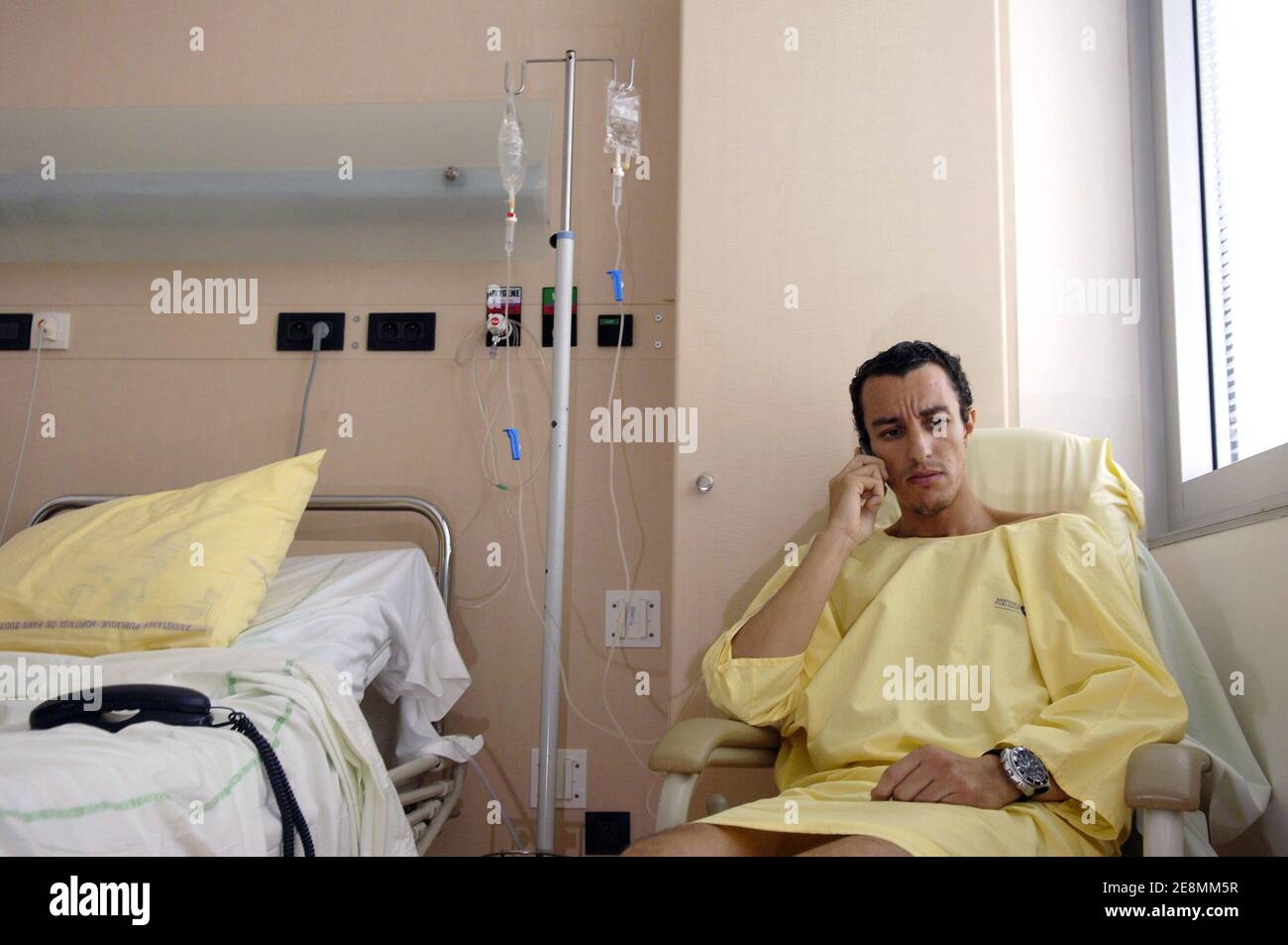 L'avocat français Karim Achoui pose pour notre photographe dans sa chambre à l'hôpital Pompidou de Paris, France, le 1er juillet 2007. M. Achoui a été grièvement blessé par 2 balles tirées par 2 inconnus lorsqu'il a quitté son bureau le 22 juin 2007. Photo de Jules Motte/ABACAPRESS.COM Banque D'Images L'avocat français Karim Achoui pose pour notre photographe dans sa chambre à l'hôpital Pompidou de Paris, France, le 1er juillet 2007. M. Achoui a été grièvement blessé par 2 balles tirées par 2 inconnus lorsqu'il a quitté son bureau le 22 juin 2007. Photo de Jules Motte/ABACAPRESS.COM Banque D'Images