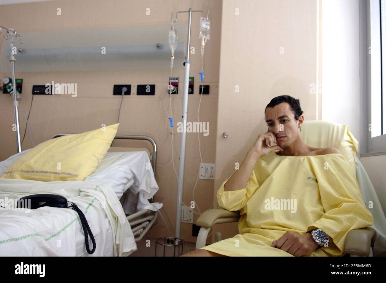 L'avocat français Karim Achoui pose pour notre photographe dans sa chambre à l'hôpital Pompidou de Paris, France, le 1er juillet 2007. M. Achoui a été grièvement blessé par 2 balles tirées par 2 inconnus lorsqu'il a quitté son bureau le 22 juin 2007. Photo de Jules Motte/ABACAPRESS.COM Banque D'Images L'avocat français Karim Achoui pose pour notre photographe dans sa chambre à l'hôpital Pompidou de Paris, France, le 1er juillet 2007. M. Achoui a été grièvement blessé par 2 balles tirées par 2 inconnus lorsqu'il a quitté son bureau le 22 juin 2007. Photo de Jules Motte/ABACAPRESS.COM Banque D'Images