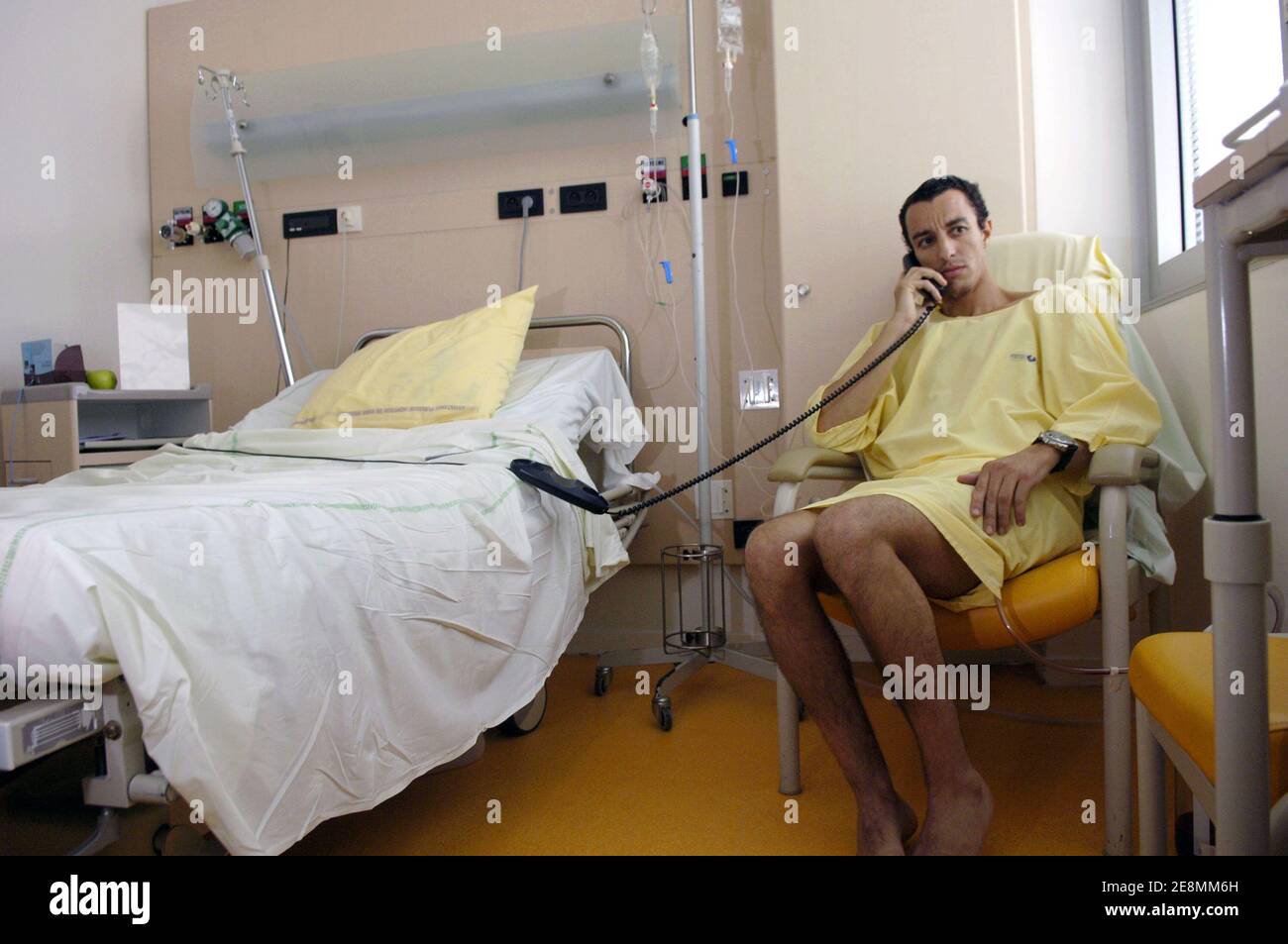 L'avocat français Karim Achoui pose pour notre photographe dans sa chambre à l'hôpital Pompidou de Paris, France, le 1er juillet 2007. M. Achoui a été grièvement blessé par 2 balles tirées par 2 inconnus lorsqu'il a quitté son bureau le 22 juin 2007. Photo de Jules Motte/ABACAPRESS.COM Banque D'Images L'avocat français Karim Achoui pose pour notre photographe dans sa chambre à l'hôpital Pompidou de Paris, France, le 1er juillet 2007. M. Achoui a été grièvement blessé par 2 balles tirées par 2 inconnus lorsqu'il a quitté son bureau le 22 juin 2007. Photo de Jules Motte/ABACAPRESS.COM Banque D'Images