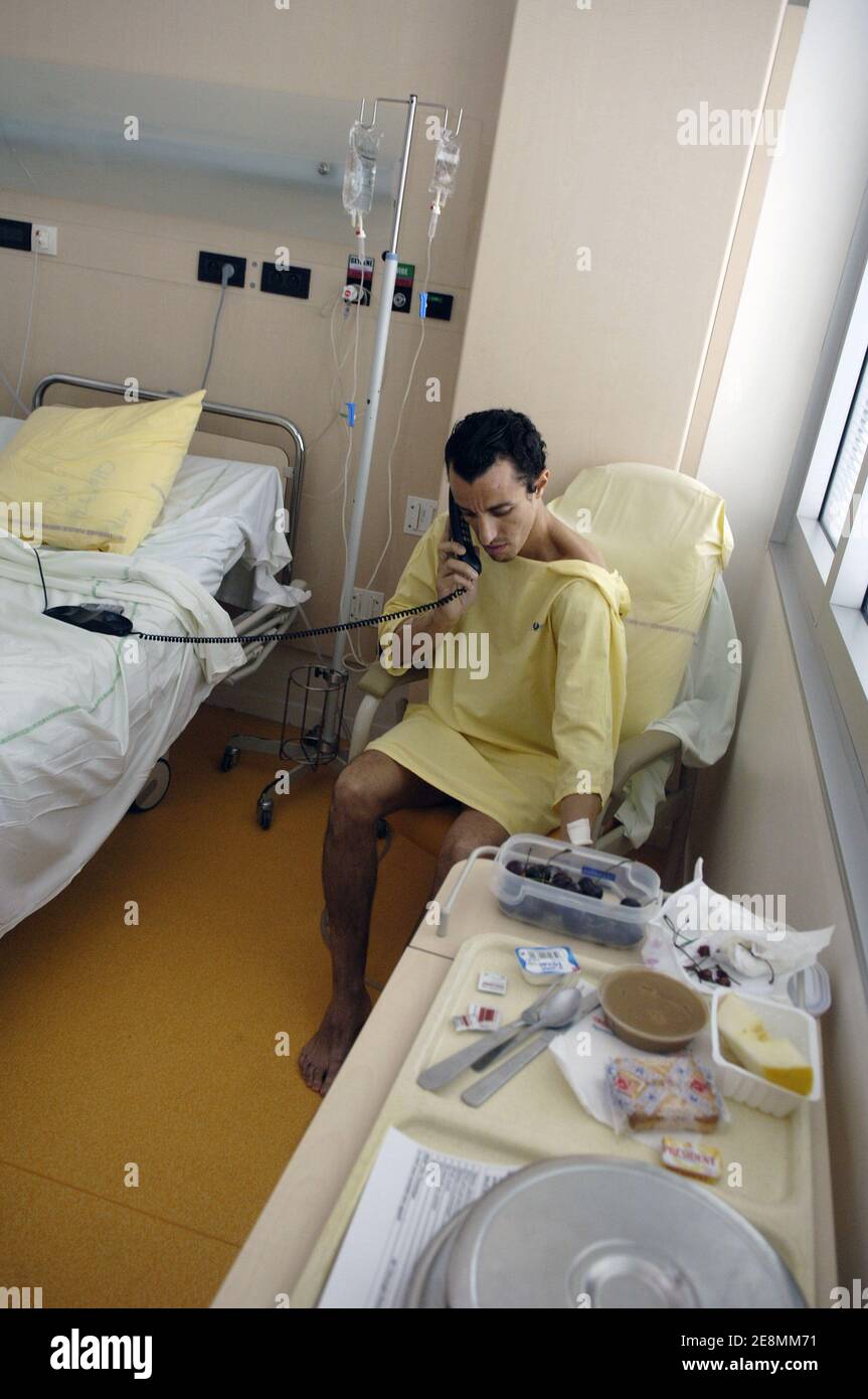 L'avocat français Karim Achoui pose pour notre photographe dans sa chambre à l'hôpital Pompidou de Paris, France, le 1er juillet 2007. M. Achoui a été grièvement blessé par 2 balles tirées par 2 inconnus lorsqu'il a quitté son bureau le 22 juin 2007. Photo de Jules Motte/ABACAPRESS.COM Banque D'Images L'avocat français Karim Achoui pose pour notre photographe dans sa chambre à l'hôpital Pompidou de Paris, France, le 1er juillet 2007. M. Achoui a été grièvement blessé par 2 balles tirées par 2 inconnus lorsqu'il a quitté son bureau le 22 juin 2007. Photo de Jules Motte/ABACAPRESS.COM Banque D'Images