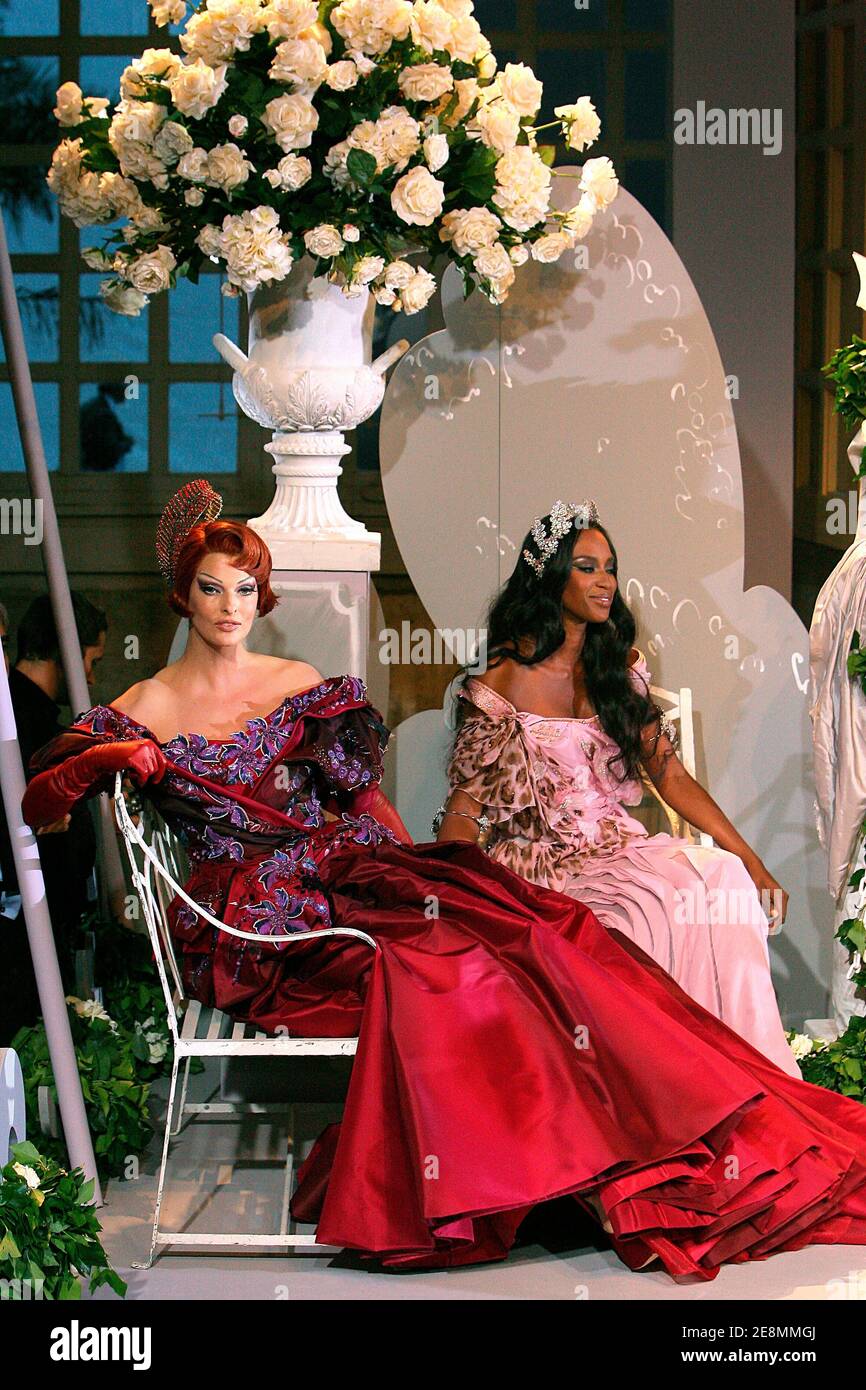 Le modèle canadien Linda Evangelista et le modèle britannique Naomi Campbell présentent des créations du designer britannique John Galliano pour le spectacle de la collection haute-Couture automne-hiver 2007-2008 de Christian Dior, à Versailles, en France, le 2 juillet 2007. La prestigieuse maison de mode de Christian Dior célèbre son 60ème anniversaire cette semaine et John Galliano sa 10ème année en tant que concepteur de Dior. Photo de Nebinger-Orban-Taamallah/ABACAPRESS.COM Banque D'Images