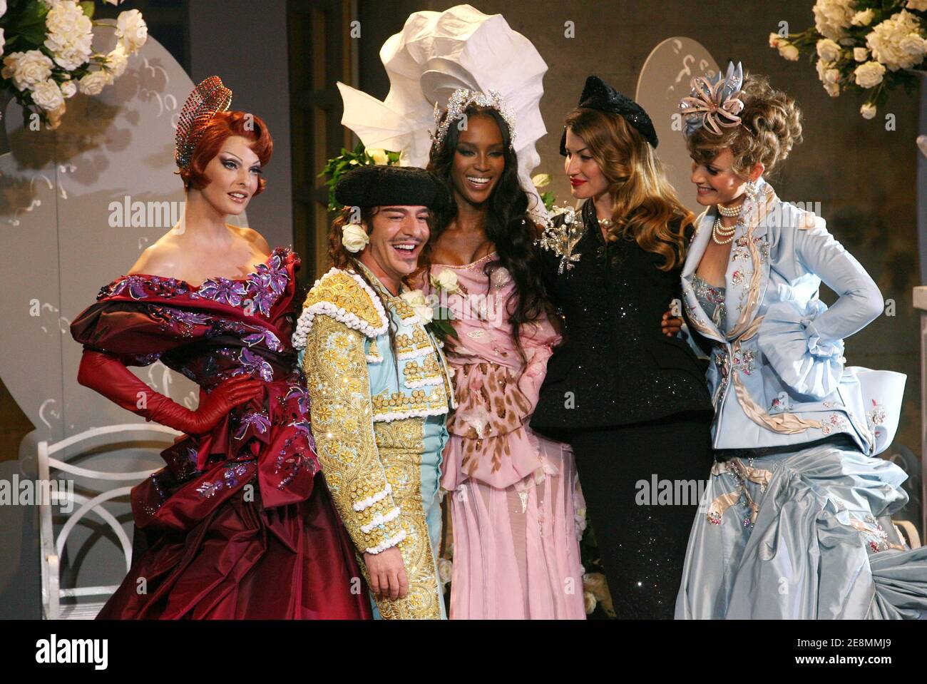 Photo du fichier - le designer britannique John Galliano pose avec Linda Evangelista (2ndL), Naomi Campbell (3ndL), Gisele Bundchen (2nd R) et Helena Christensen (1st R) à la fin du salon de la collection haute-Couture de Christian Dior automne-hiver 2007-2008, à Versailles, en France, le 2 juillet 2007. La prestigieuse maison de mode de Christian Dior célèbre son 60ème anniversaire cette semaine et John Galliano sa 10ème année en tant que concepteur de Dior. Naomi Campbell a 50 ans le 22 mai 2020. Photo de Nebinger-Orban-Taamallah/ABACAPRESS.COM Banque D'Images