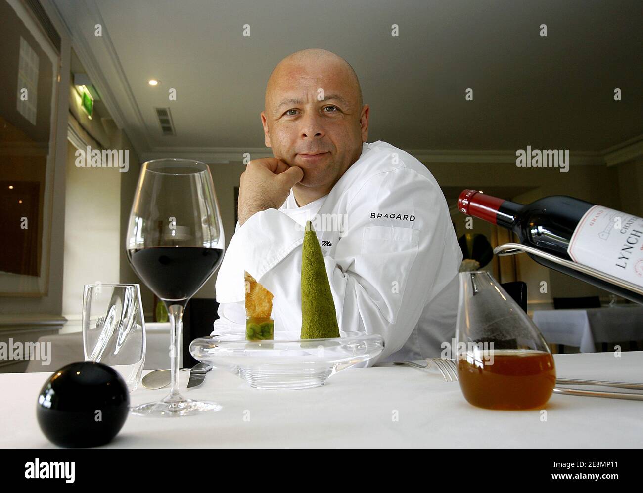 Le chef français Thierry Marx pose pour photographe dans son célèbre restaurant le "Château Cordeillan Bages" à Médoc, dans le sud de la France, le 4 juillet 2007. Thierry Marx a été élu « meilleur chef de l'année » par la presse internationale. Photo de Patrick Bernard/ABACAPRESS.COM Banque D'Images