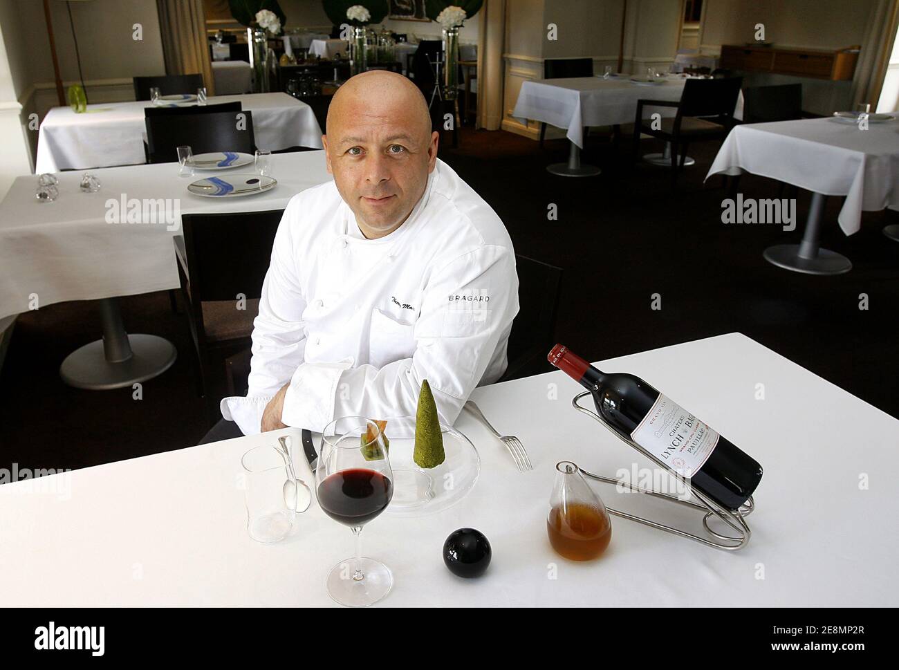 Le chef français Thierry Marx pose pour photographe dans son célèbre restaurant le "Château Cordeillan Bages" à Médoc, dans le sud de la France, le 4 juillet 2007. Thierry Marx a été élu « meilleur chef de l'année » par la presse internationale. Photo de Patrick Bernard/ABACAPRESS.COM Banque D'Images