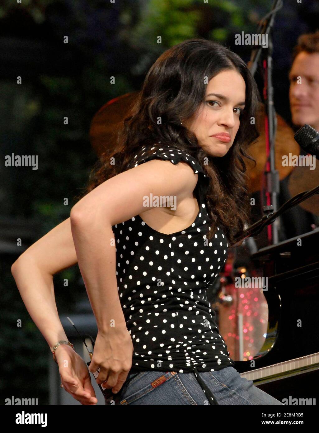 Norah Jones se produit en direct lors de la série de concerts d'été Good Morning America d'ABC, qui s'est tenue à Bryant Park à New York City, NY, États-Unis, le vendredi 6 juillet 2007. Photo de Donna Ward/ABACAPRESS.COM Banque D'Images