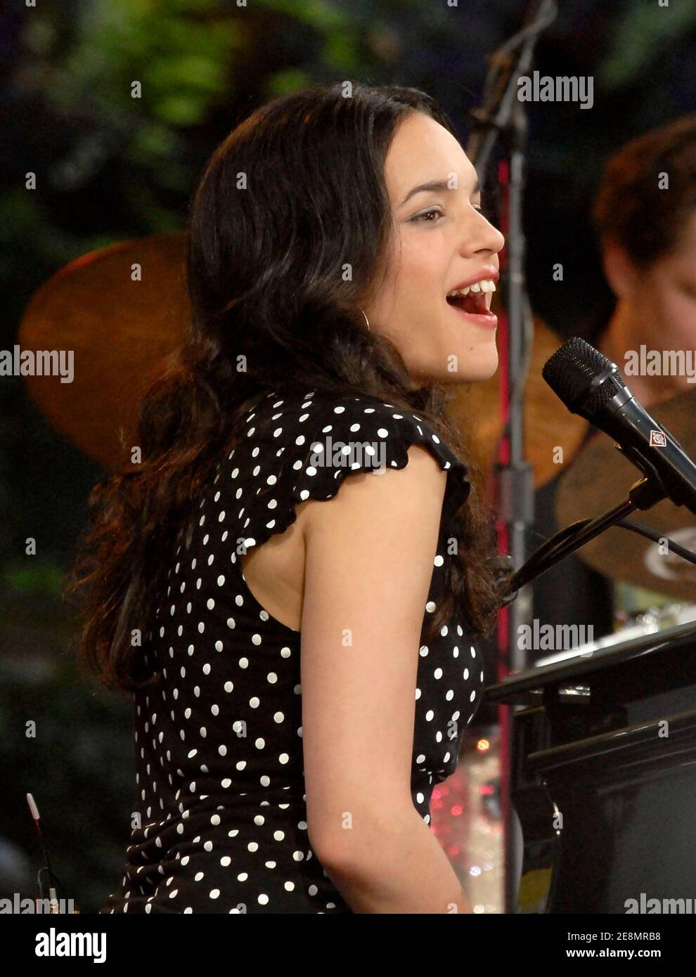 Norah Jones se produit en direct lors de la série de concerts d'été Good Morning America d'ABC, qui s'est tenue à Bryant Park à New York City, NY, États-Unis, le vendredi 6 juillet 2007. Photo de Donna Ward/ABACAPRESS.COM Banque D'Images