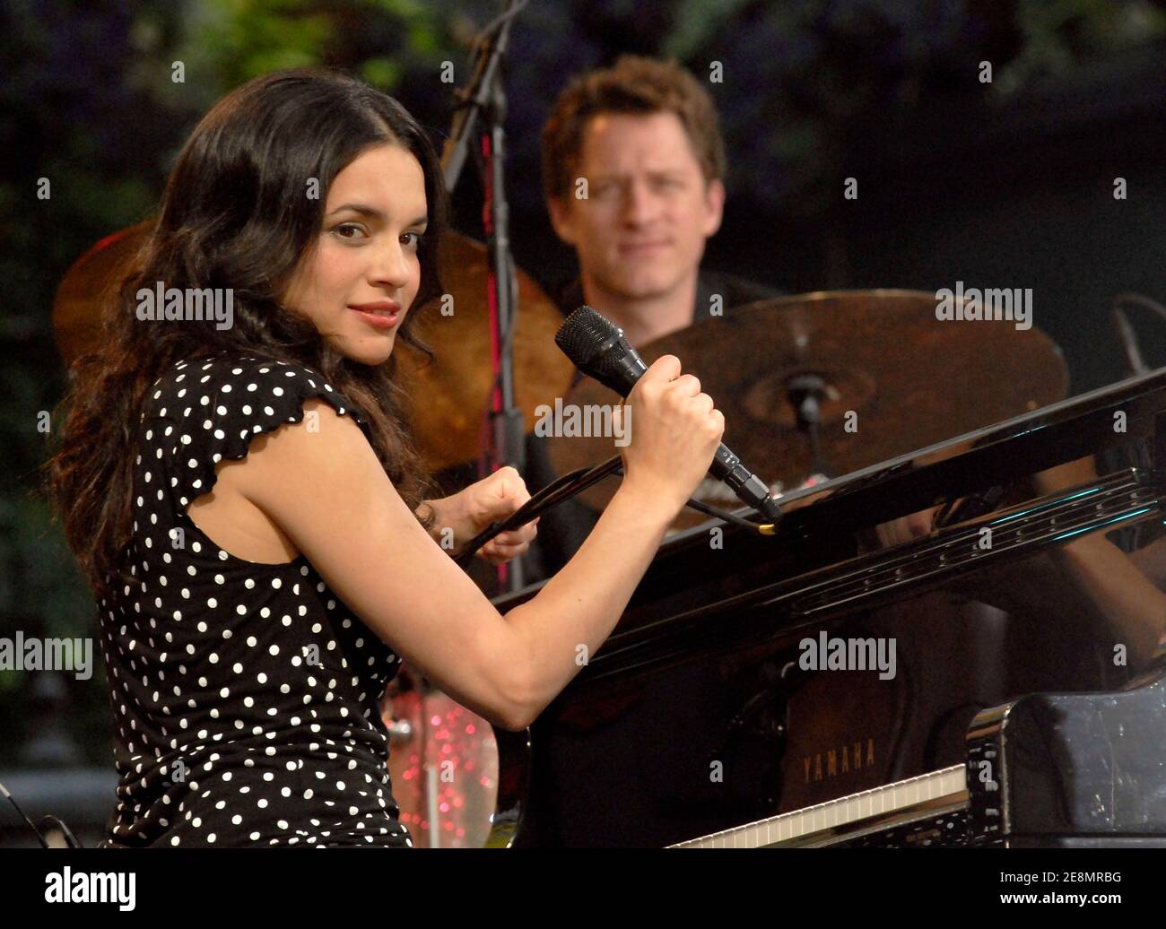 Norah Jones se produit en direct lors de la série de concerts d'été Good Morning America d'ABC, qui s'est tenue à Bryant Park à New York City, NY, États-Unis, le vendredi 6 juillet 2007. Photo de Donna Ward/ABACAPRESS.COM Banque D'Images