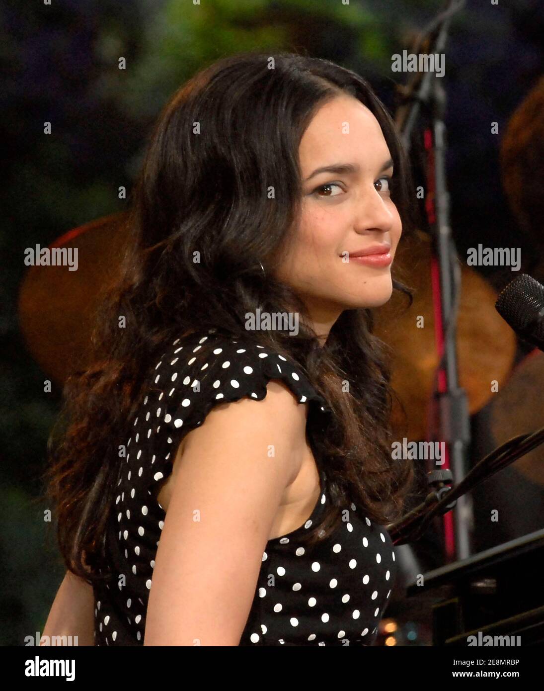 Norah Jones se produit en direct lors de la série de concerts d'été Good Morning America d'ABC, qui s'est tenue à Bryant Park à New York City, NY, États-Unis, le vendredi 6 juillet 2007. Photo de Donna Ward/ABACAPRESS.COM Banque D'Images
