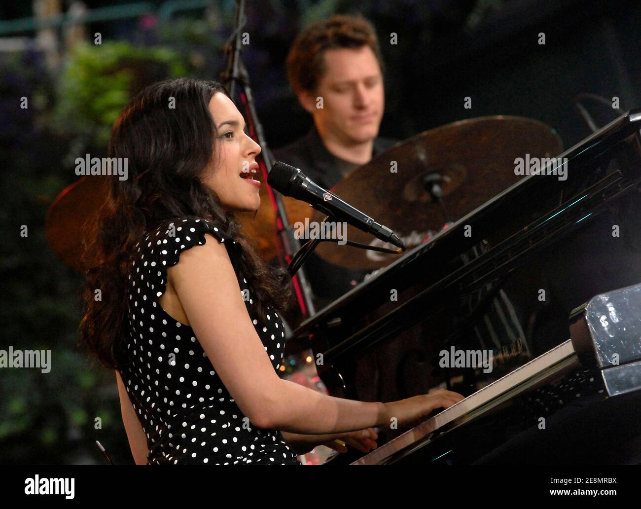 Norah Jones se produit en direct lors de la série de concerts d'été Good Morning America d'ABC, qui s'est tenue à Bryant Park à New York City, NY, États-Unis, le vendredi 6 juillet 2007. Photo de Donna Ward/ABACAPRESS.COM Banque D'Images