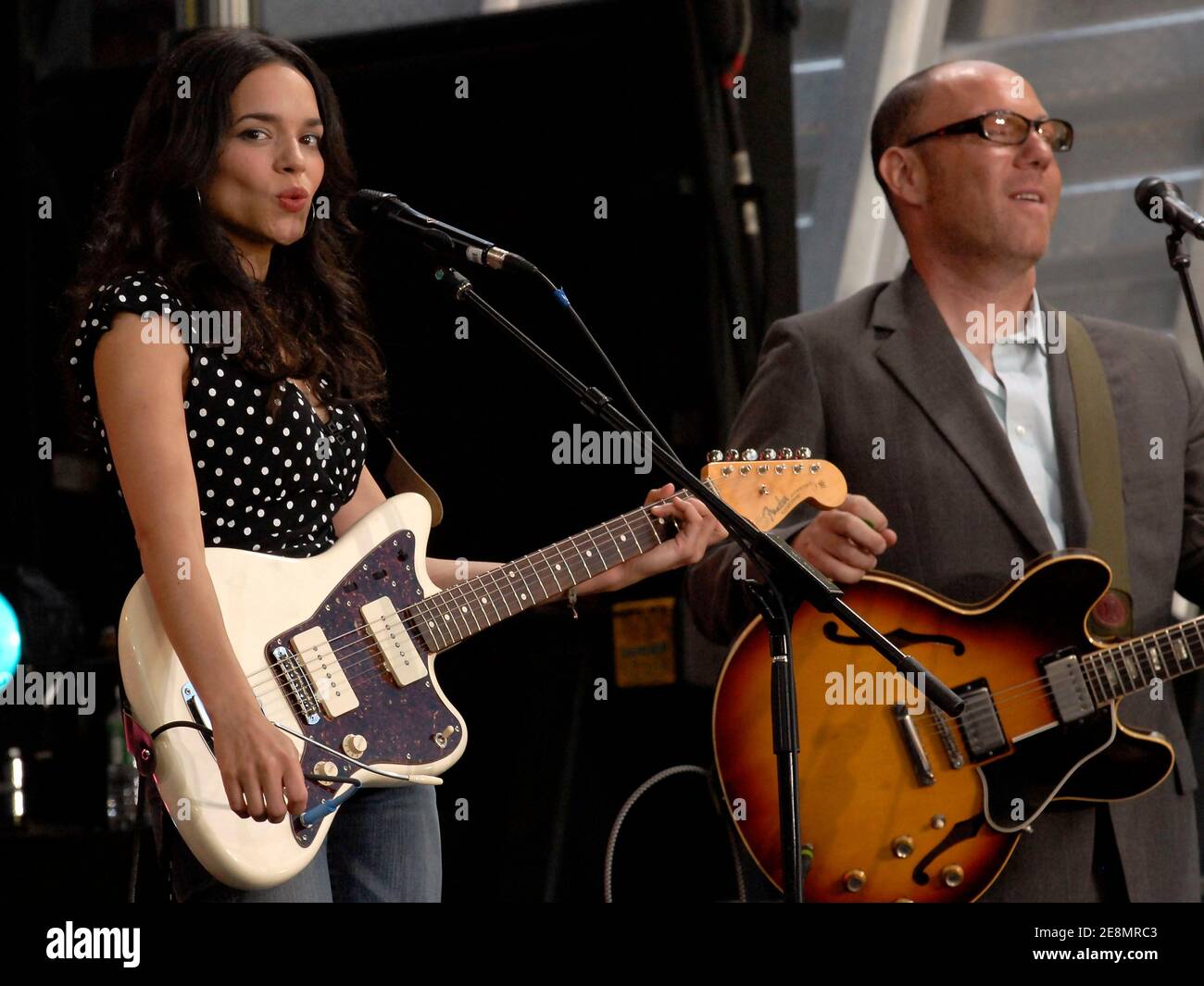 Norah Jones se produit en direct lors de la série de concerts d'été Good Morning America d'ABC, qui s'est tenue à Bryant Park à New York City, NY, États-Unis, le vendredi 6 juillet 2007. Photo de Donna Ward/ABACAPRESS.COM Banque D'Images