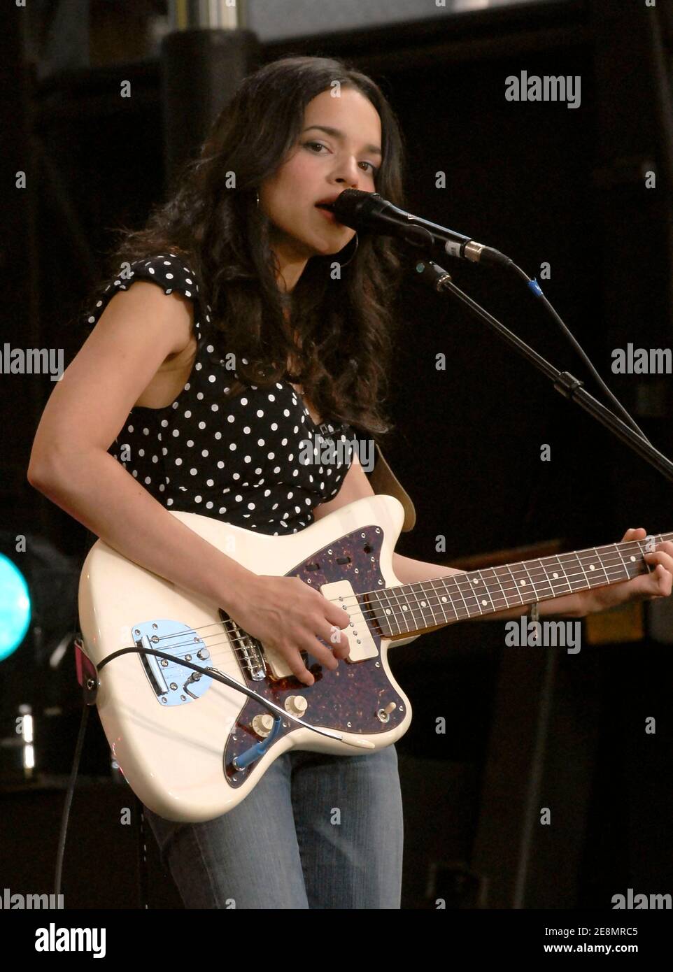 Norah Jones se produit en direct lors de la série de concerts d'été Good Morning America d'ABC, qui s'est tenue à Bryant Park à New York City, NY, États-Unis, le vendredi 6 juillet 2007. Photo de Donna Ward/ABACAPRESS.COM Banque D'Images