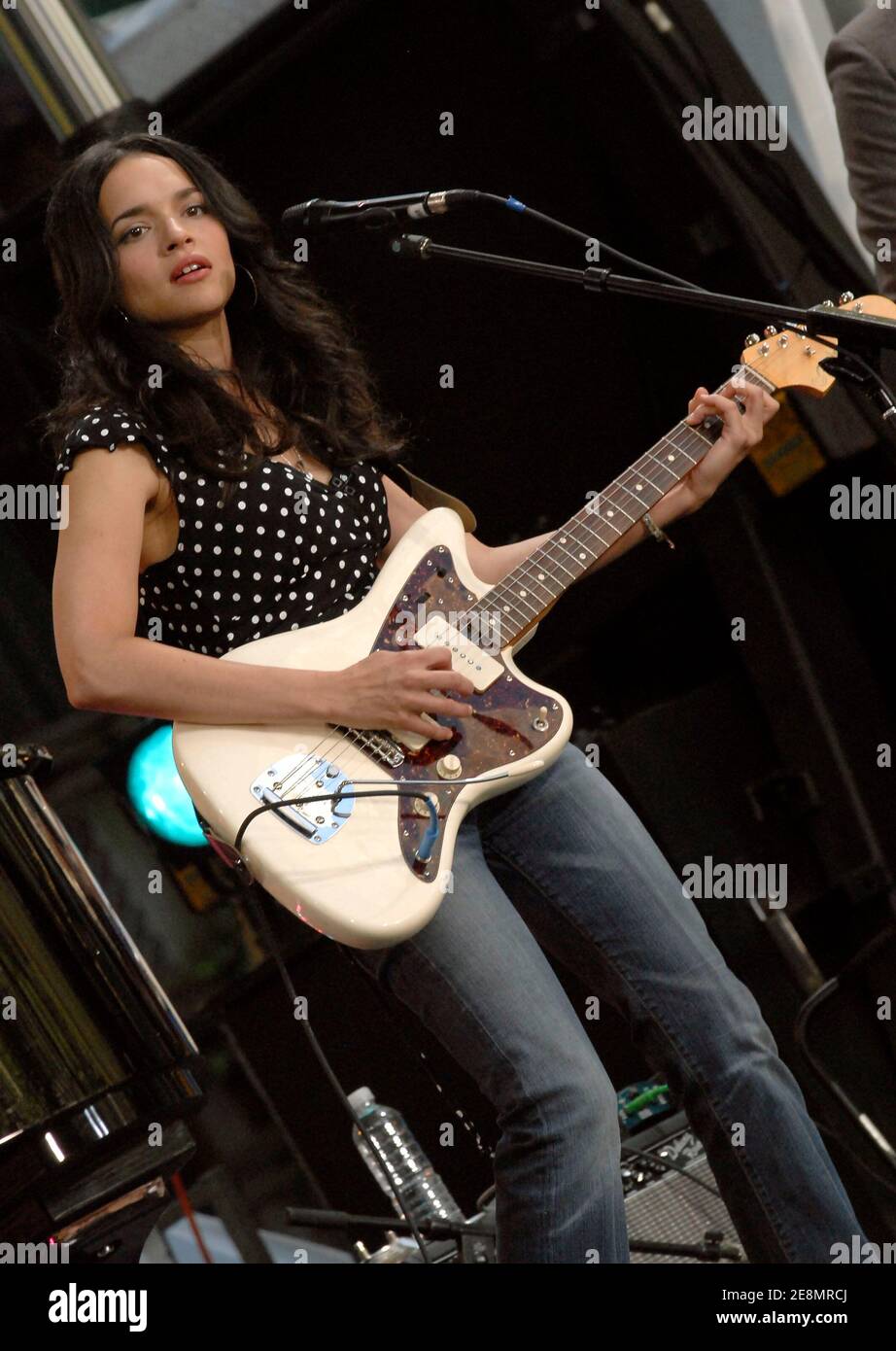 Norah Jones se produit en direct lors de la série de concerts d'été Good Morning America d'ABC, qui s'est tenue à Bryant Park à New York City, NY, États-Unis, le vendredi 6 juillet 2007. Photo de Donna Ward/ABACAPRESS.COM Banque D'Images