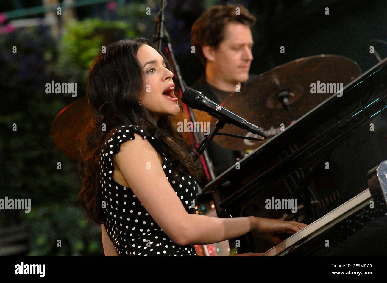 Norah Jones se produit en direct lors de la série de concerts d'été Good Morning America d'ABC, qui s'est tenue à Bryant Park à New York City, NY, États-Unis, le vendredi 6 juillet 2007. Photo de Donna Ward/ABACAPRESS.COM Banque D'Images