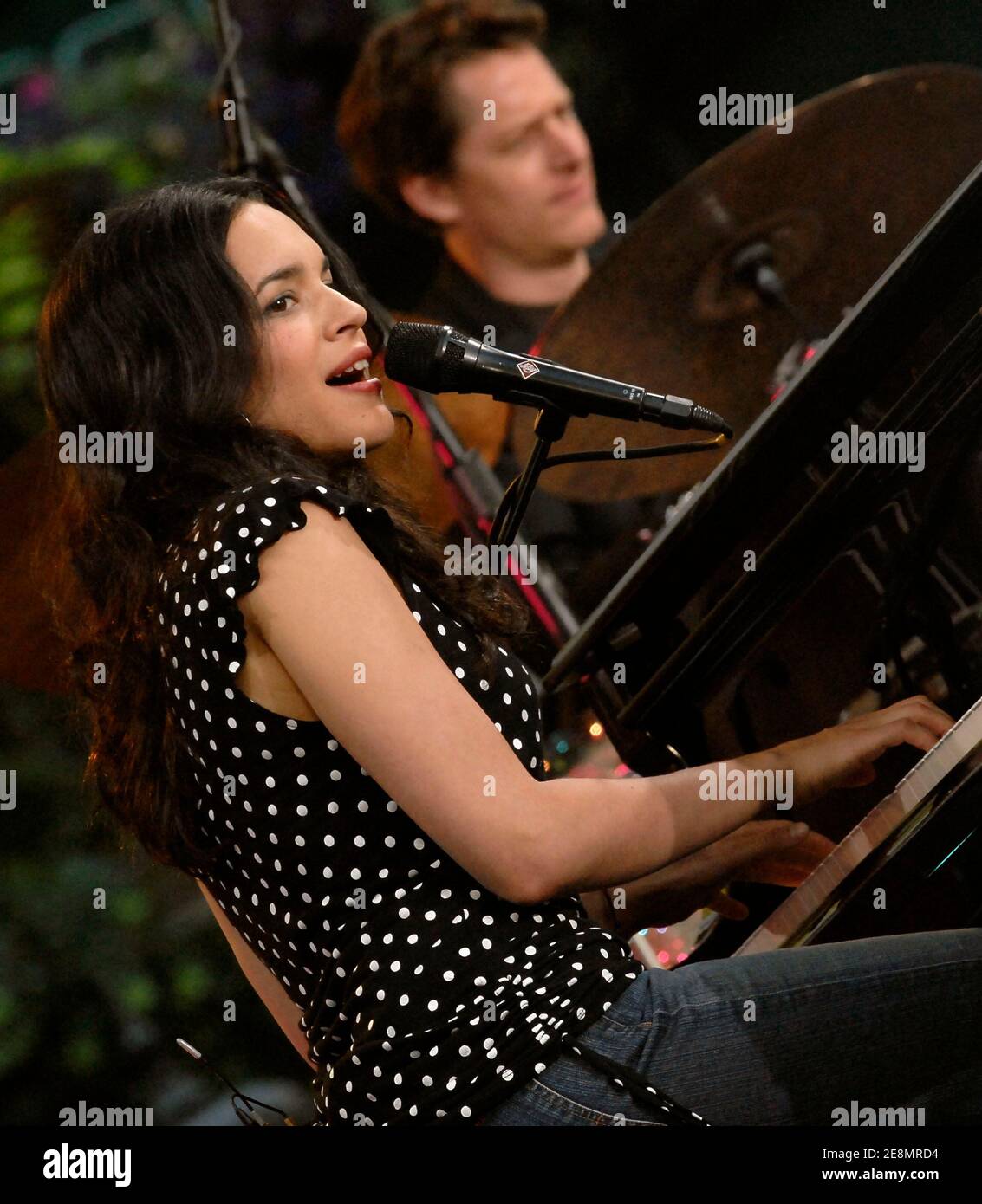 Norah Jones se produit en direct lors de la série de concerts d'été Good Morning America d'ABC, qui s'est tenue à Bryant Park à New York City, NY, États-Unis, le vendredi 6 juillet 2007. Photo de Donna Ward/ABACAPRESS.COM Banque D'Images
